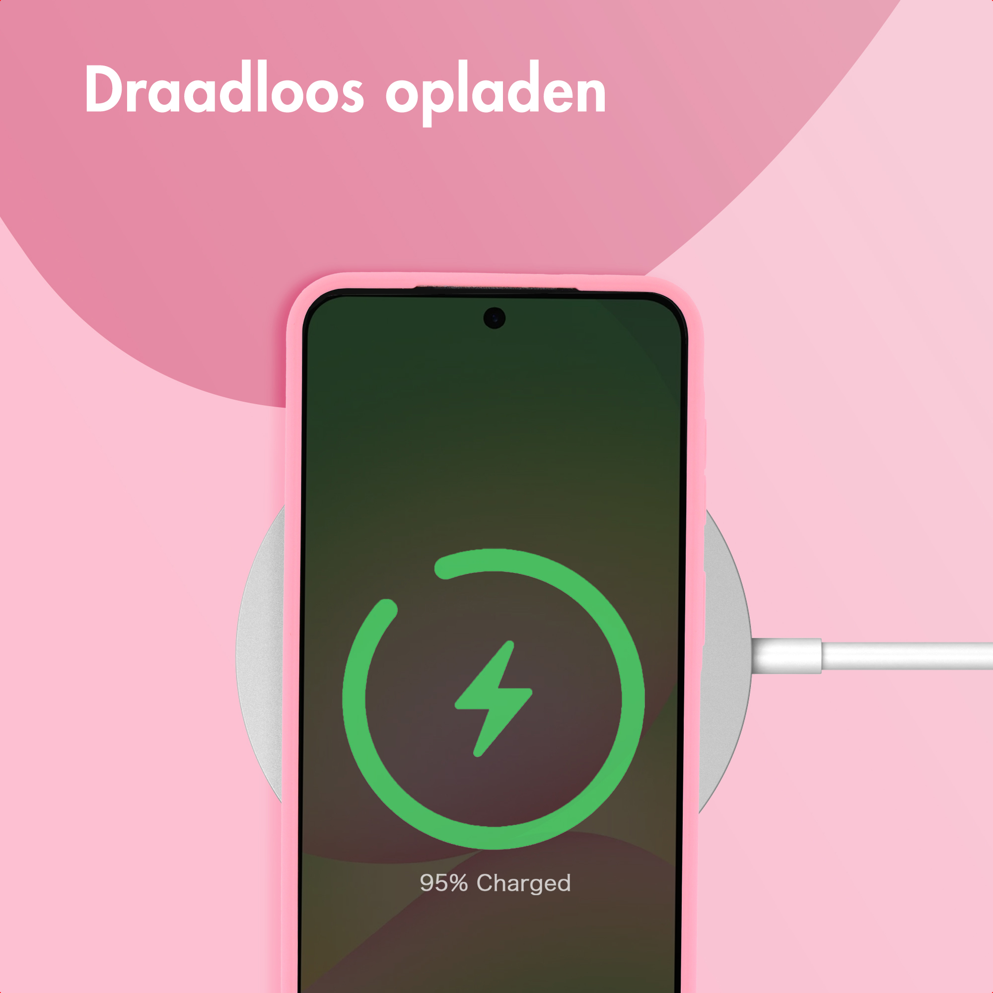 Een smartphone toont 95% opgeladen op een draadloze lader.