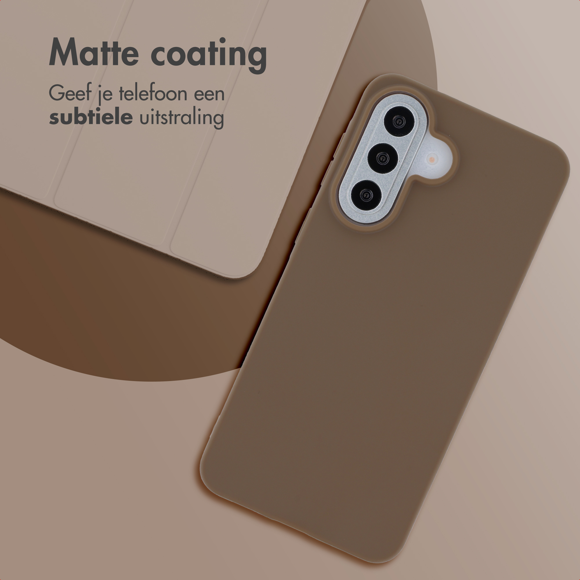 Coque de téléphone marron mate avec lentilles de caméra.