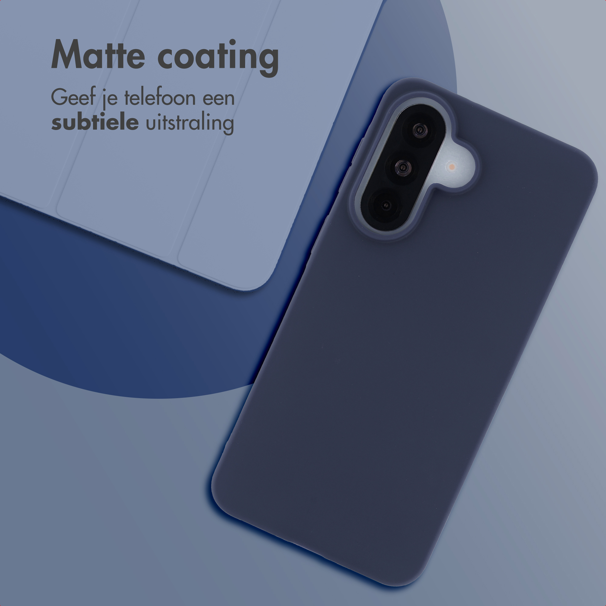 Donkerblauwe telefoonhoes met matte afwerking, naast een lichtere achtergrond.