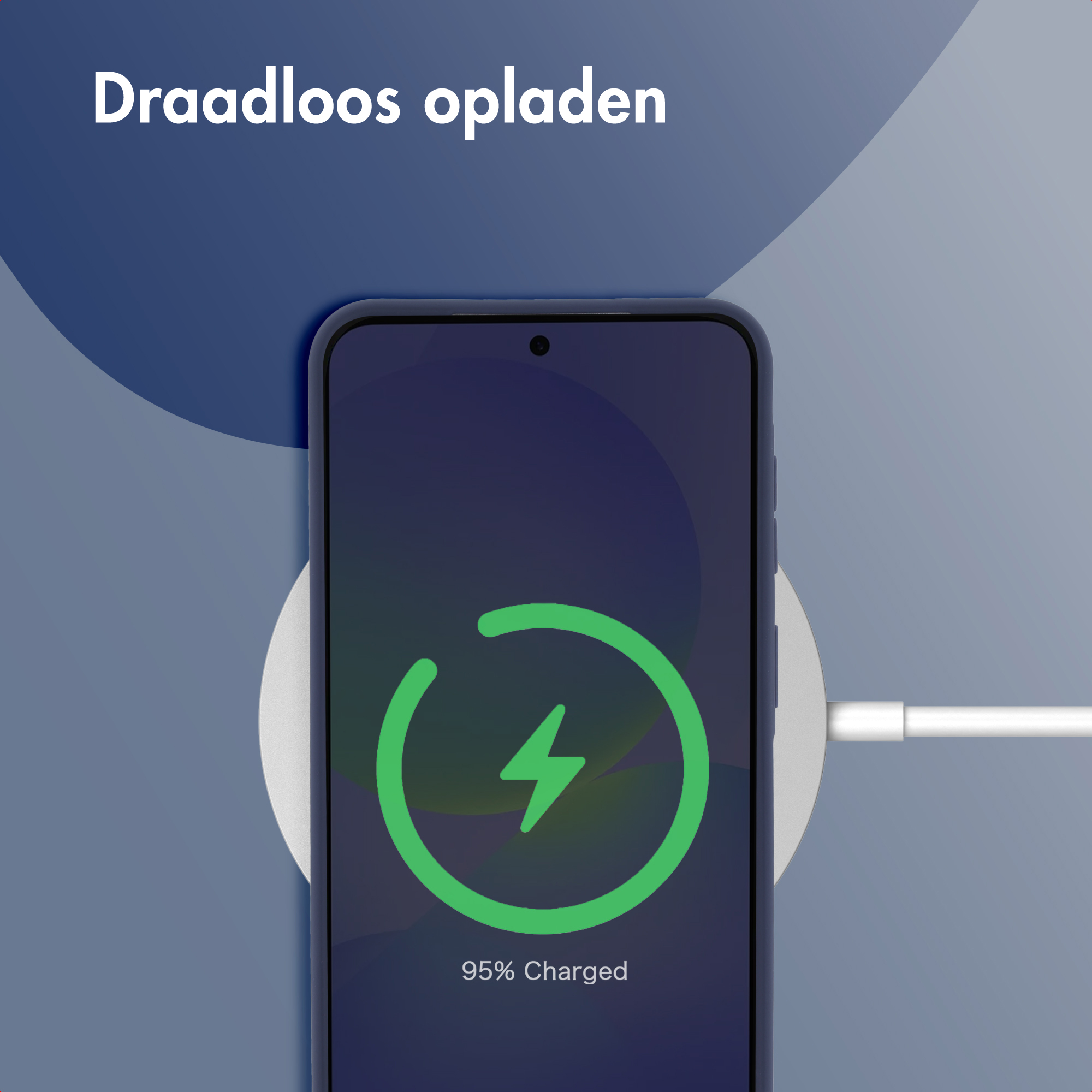 Smartphone wordt draadloos opgeladen, 95% vol. Wit laadstation.