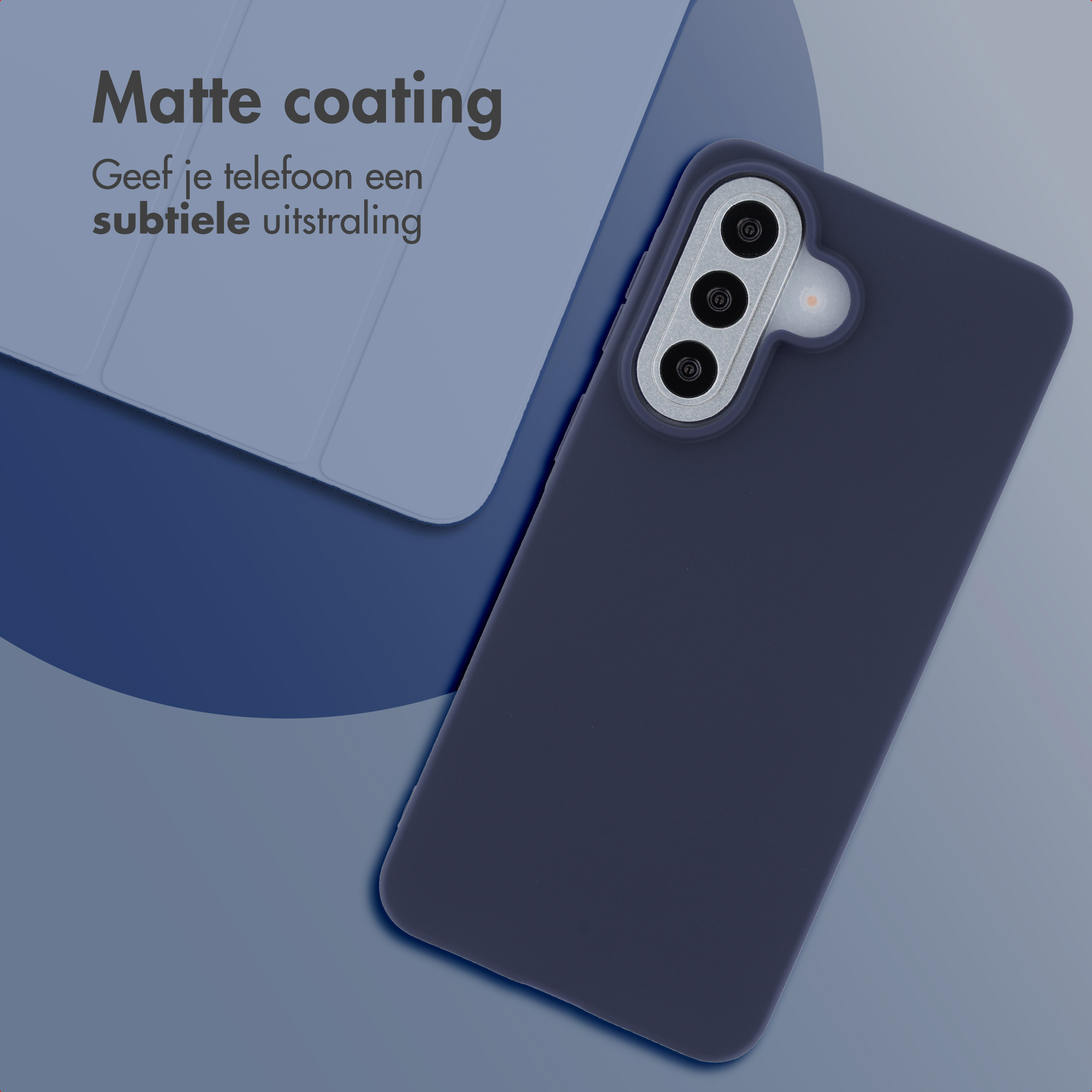 Donkerblauwe matte telefoonhoes met camera-uitsparing op lichtblauwe achtergrond.