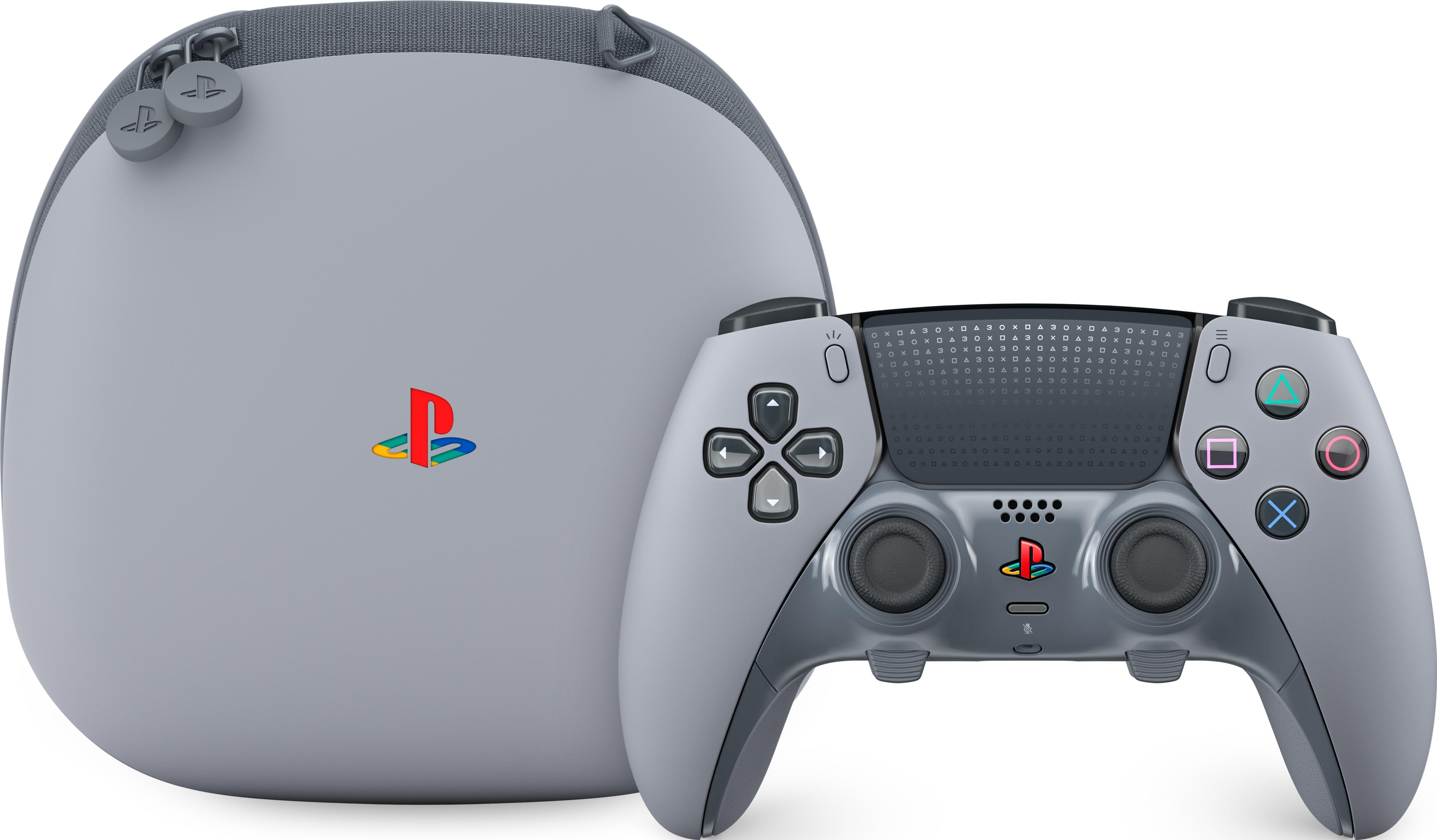 Ein grauer PlayStation-Controller liegt neben einer passenden grauen Tasche.