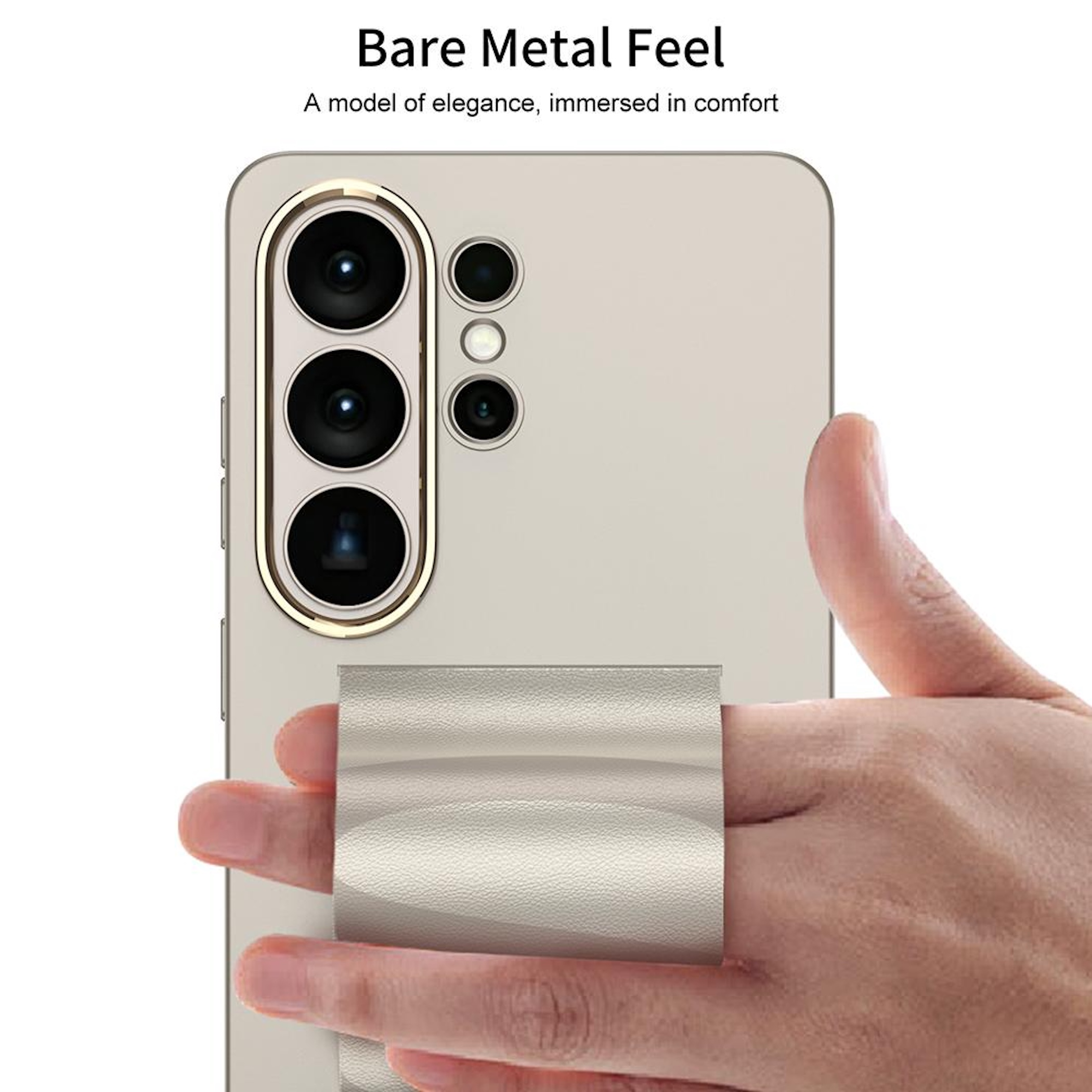 Hand hält ein helles Smartphone mit drei Kameras. Ein Riemen ist angebracht.