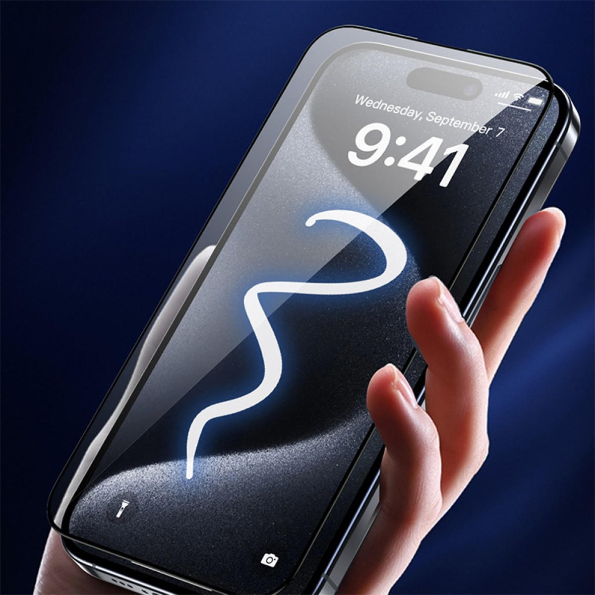 Una mano tiene uno smartphone con un motivo blu luminoso sullo schermo.