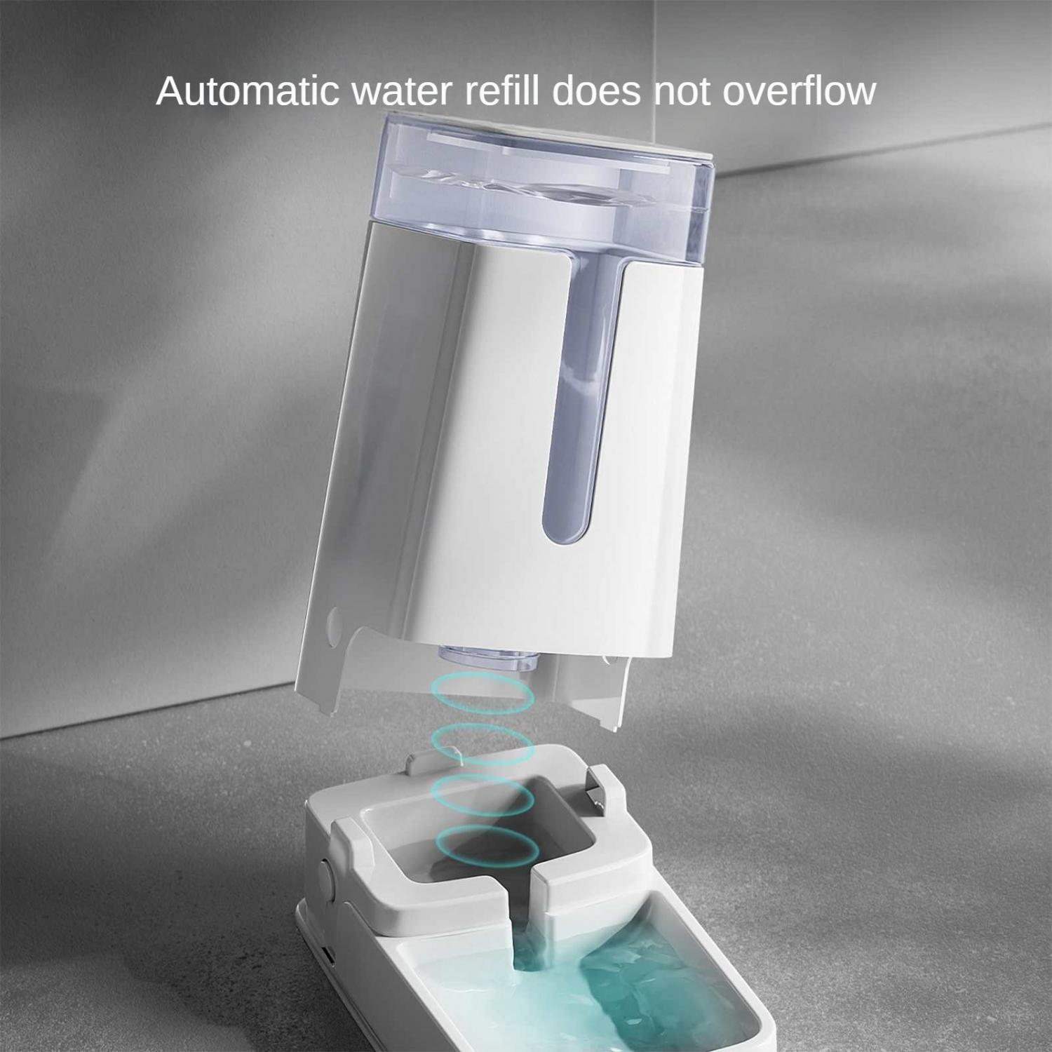 Ein weißer automatischer Wasserspender mit transparentem Behälter steht auf einem grauen Sockel.