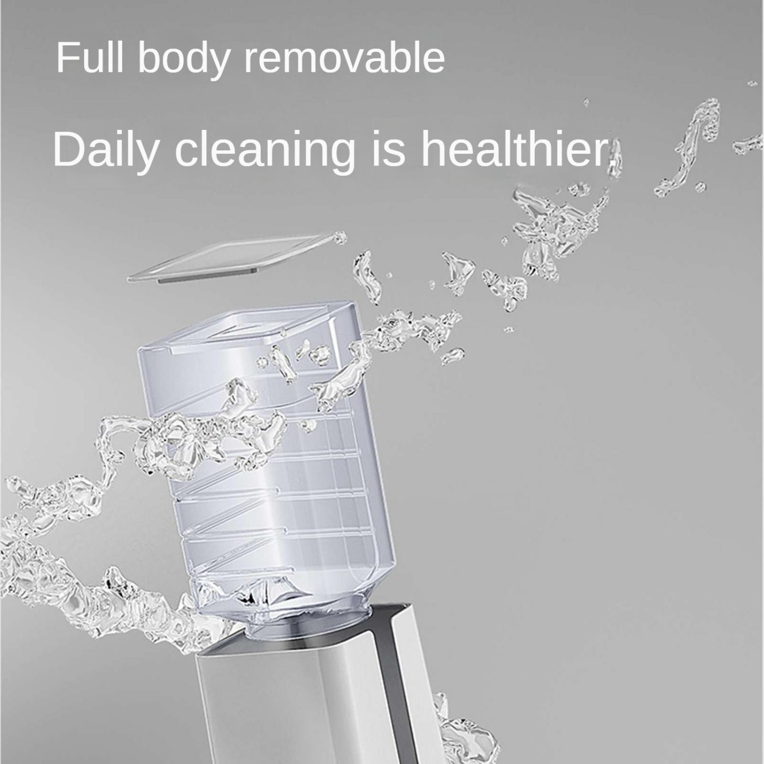 Ein transparenter Behälter mit Wasser wird über einem silbernen Gerät gereinigt.