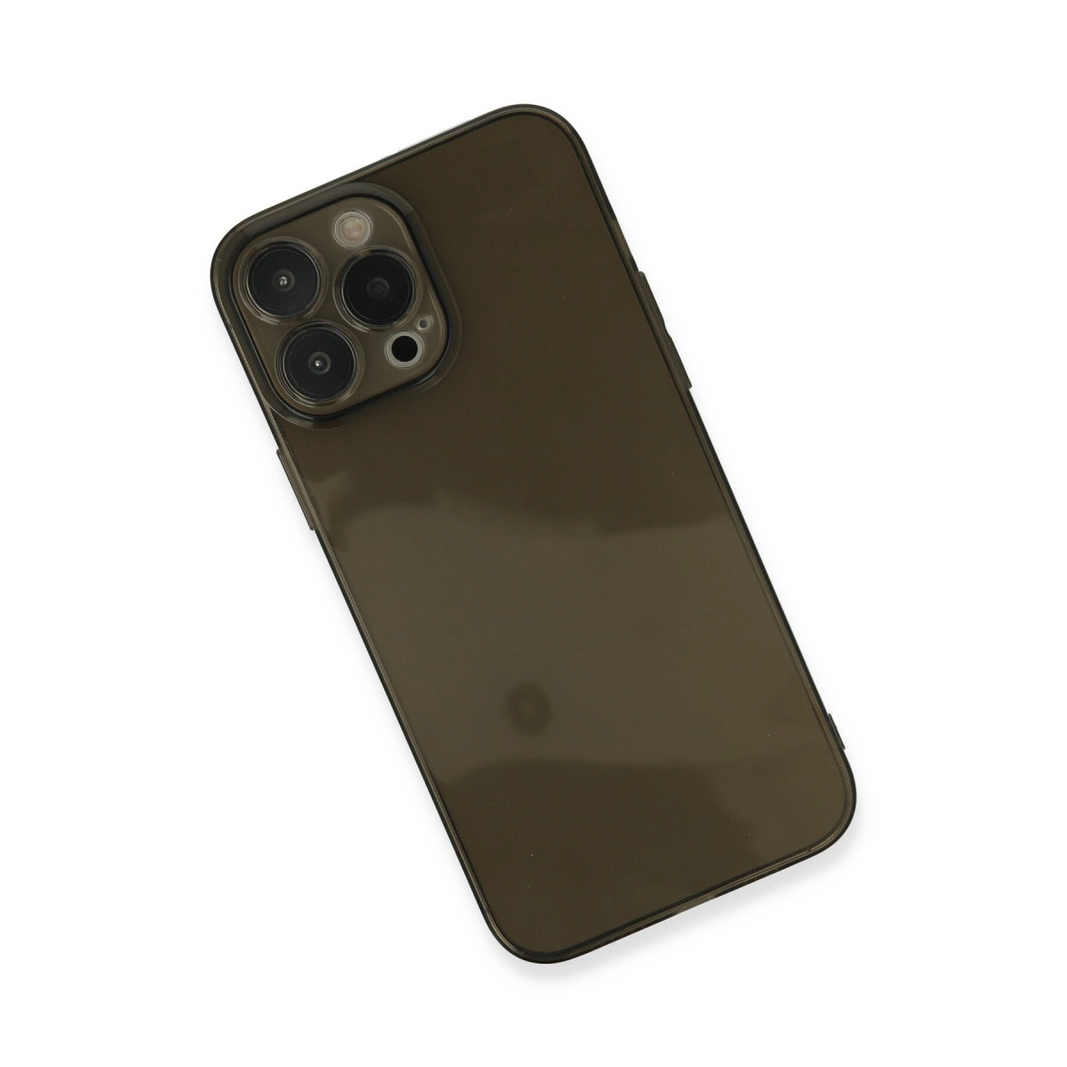 Beyaz arka plan üzerinde üçlü kameraya sahip koyu kahverengi telefon kılıfı.