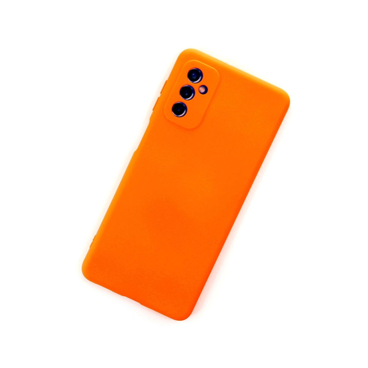 Beyaz arka plan üzerinde üçlü kamera lensli parlak turuncu telefon kılıfı.