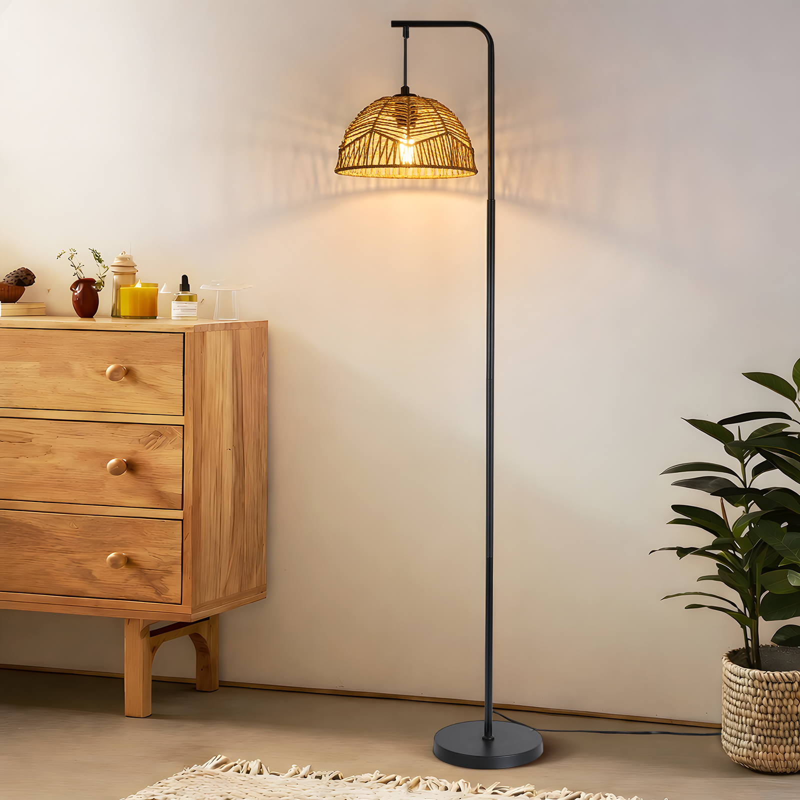 Una lampada da terra con paralume intrecciato si trova accanto a un comò in legno.