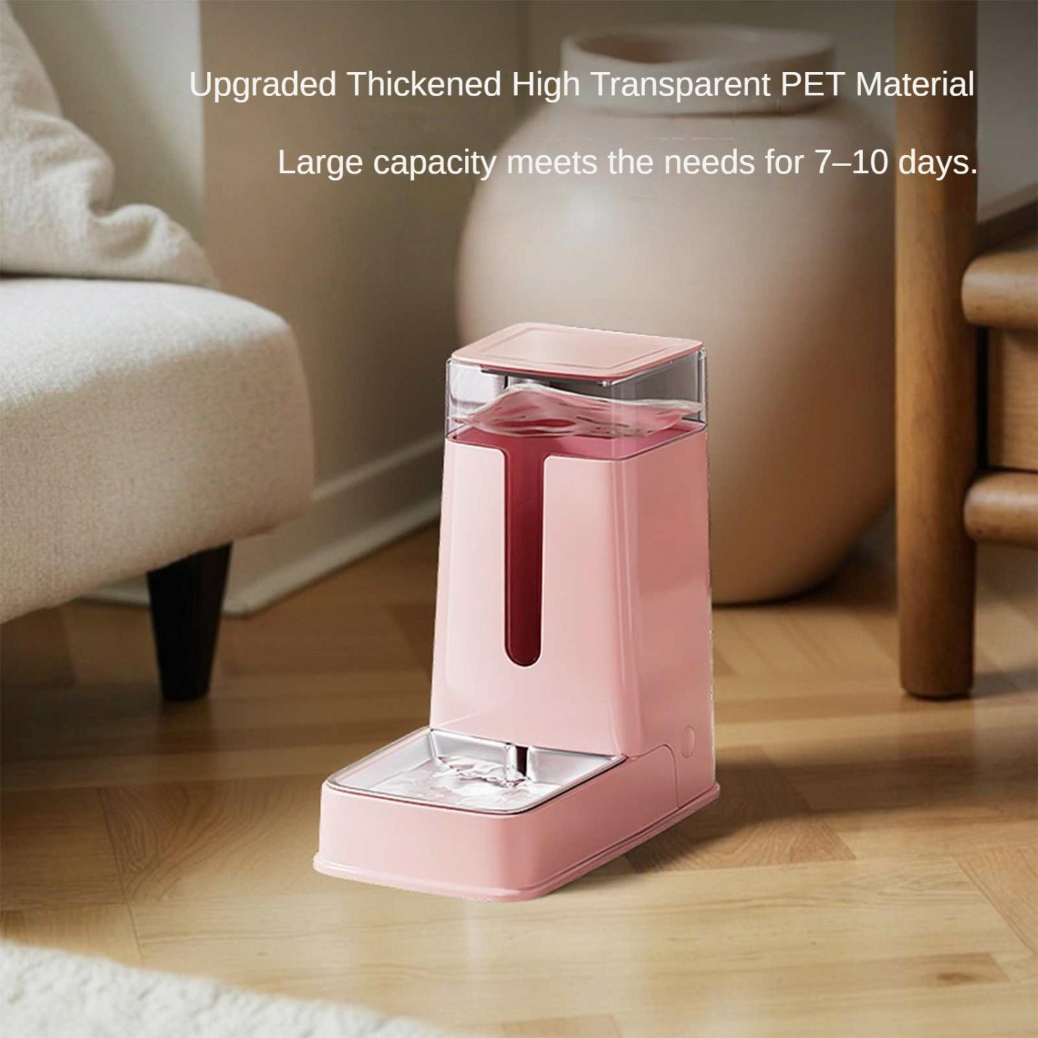 Ein rosafarbener Futterautomat aus transparentem PET-Material steht auf einem Holzboden.