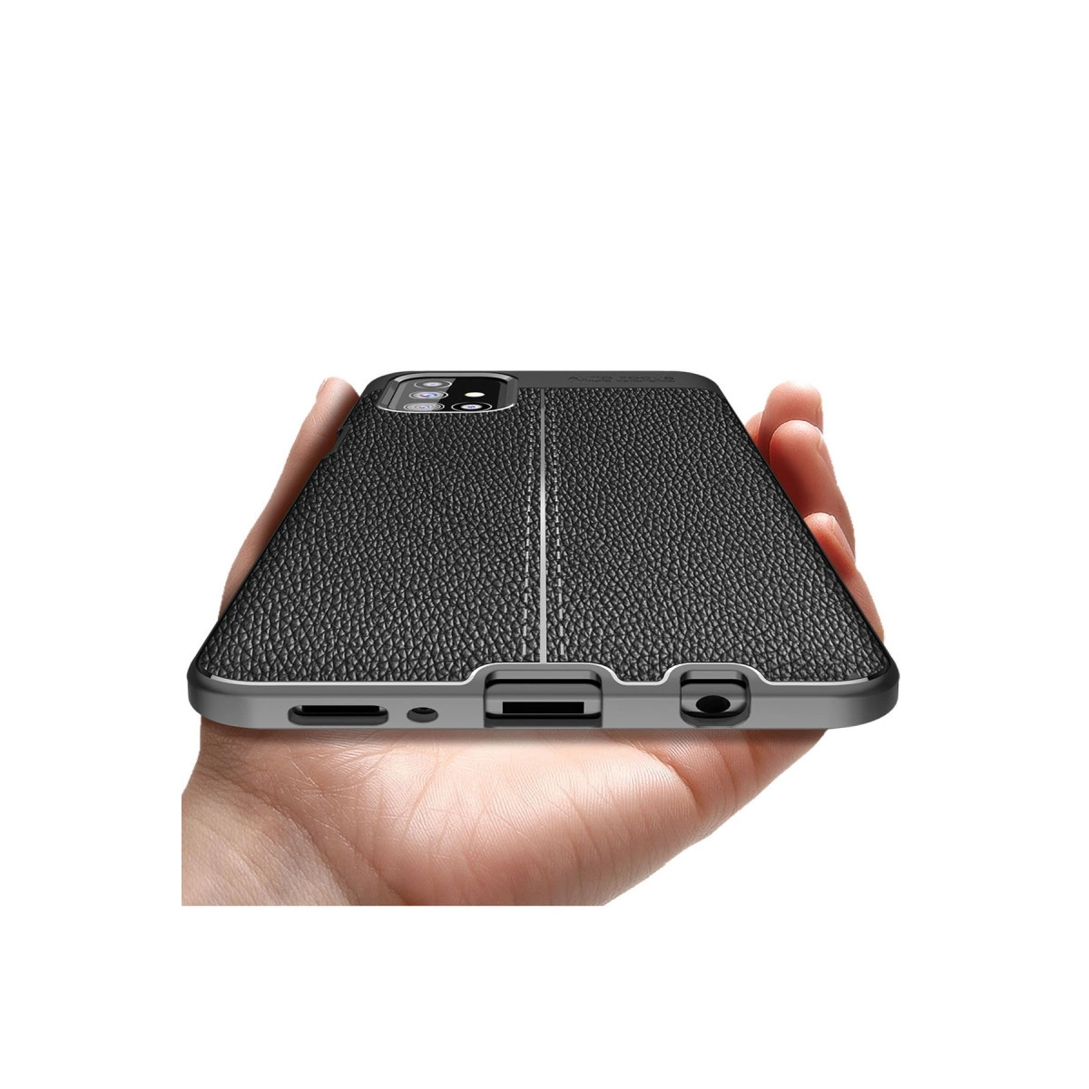 Bir el, dikişli, deri dokulu siyah bir telefon kılıfı tutuyor.