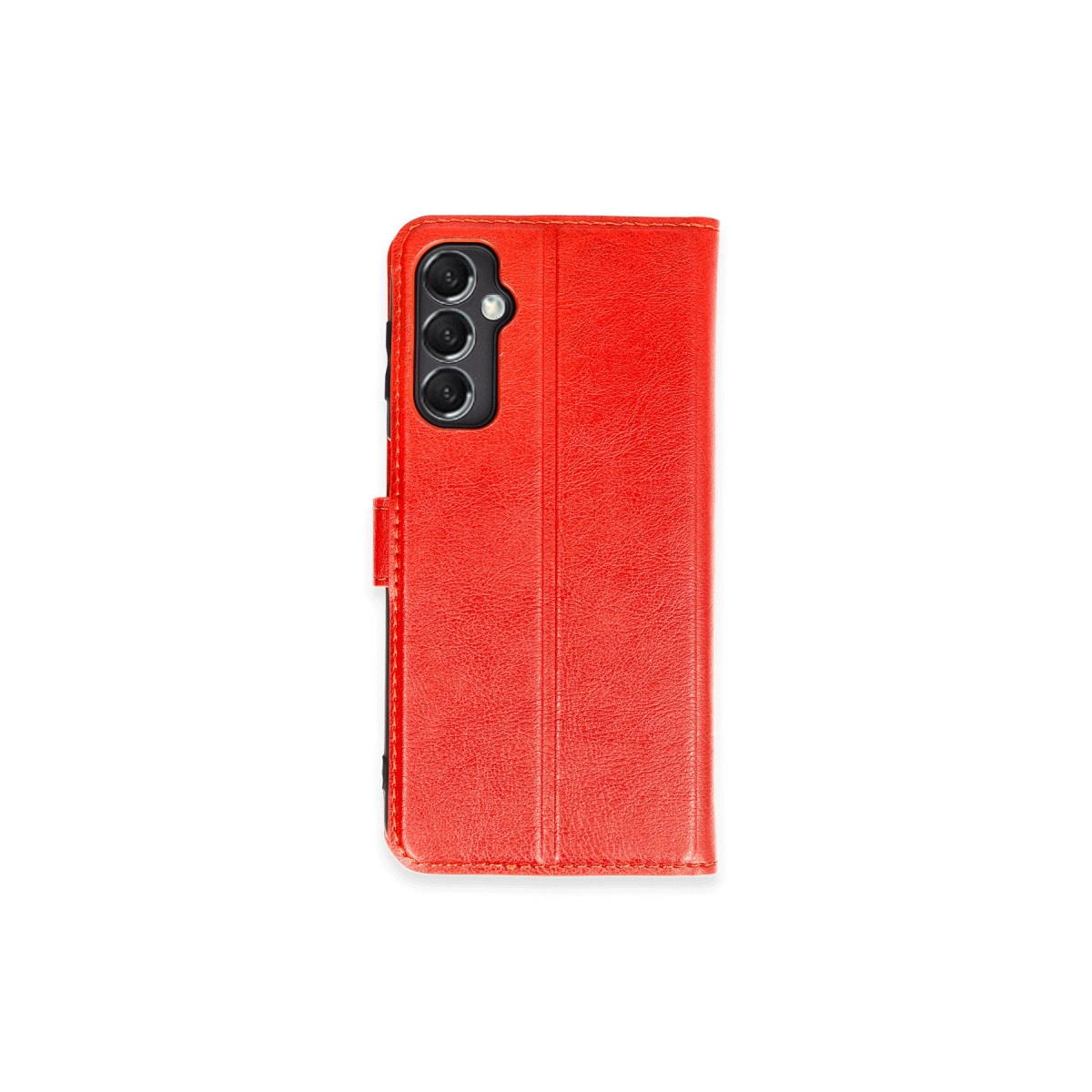 Beyaz arka plan üzerinde üçlü kamera kesimli kırmızı telefon kılıfı.