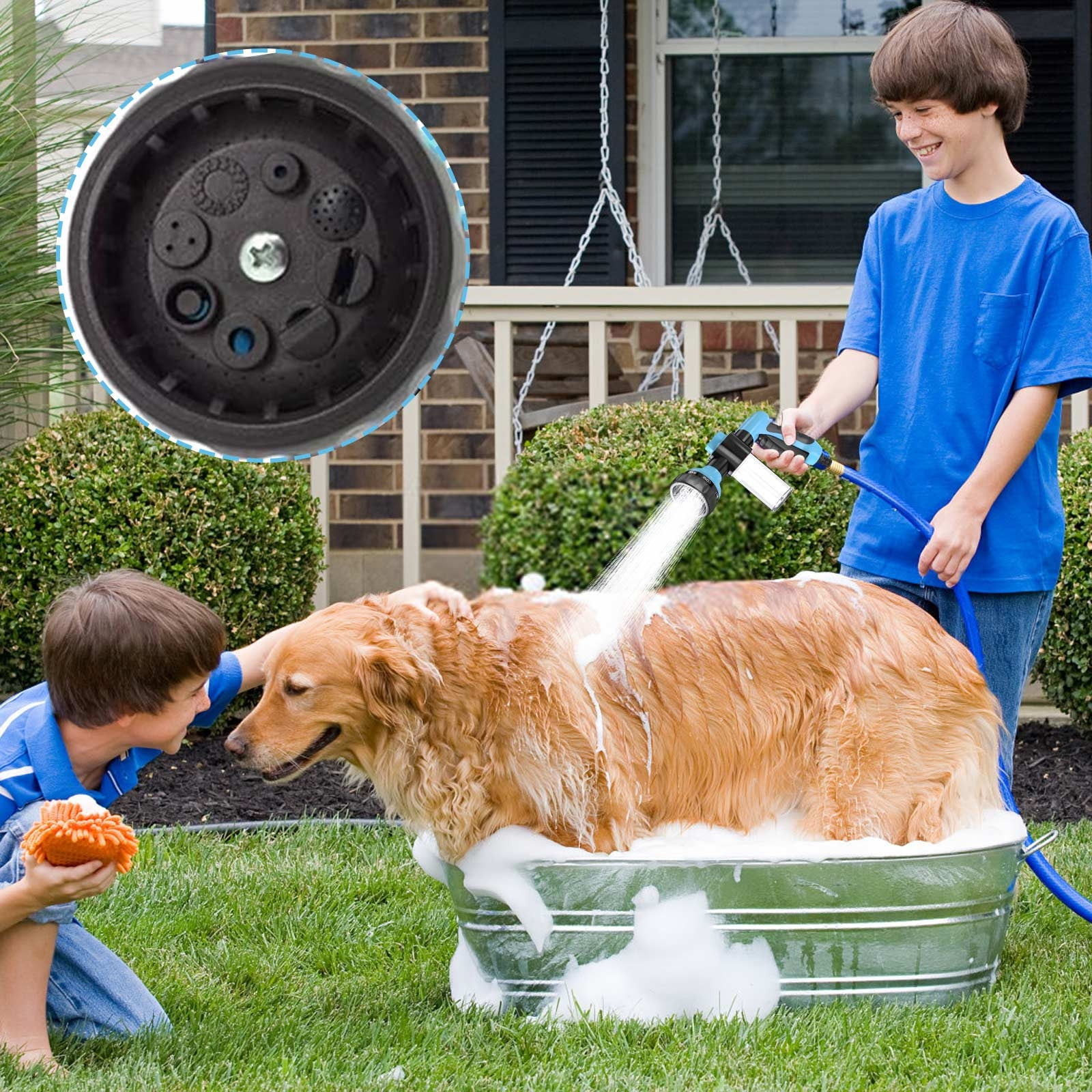 Zwei Jungen waschen einen Golden Retriever in einer Wanne im Garten.