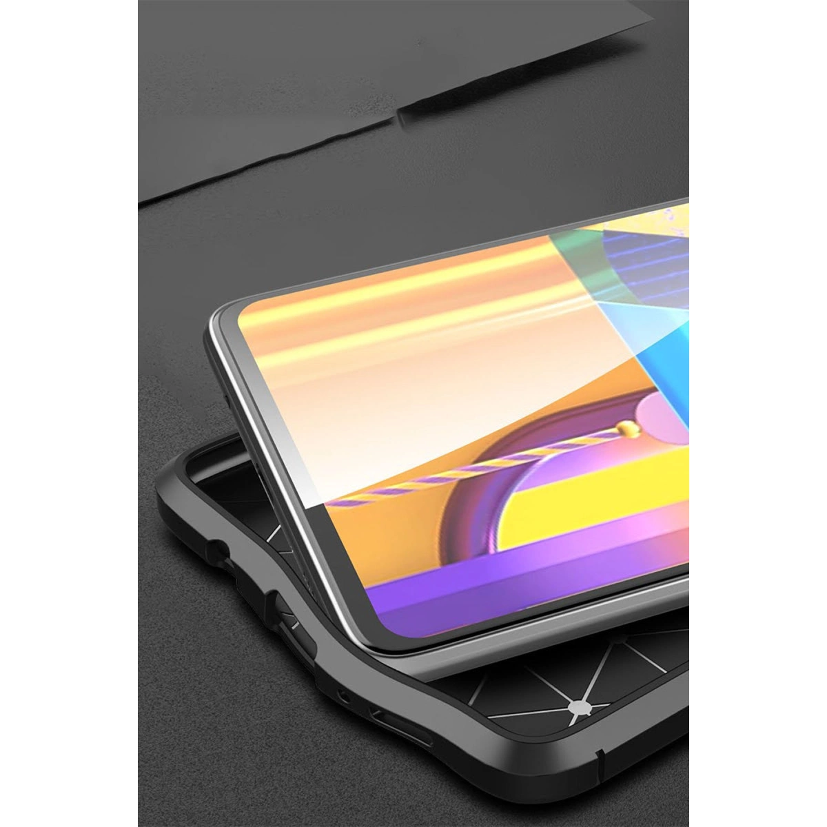 Renkli bir arka plan gösteren telefonlu siyah telefon kılıfı.
