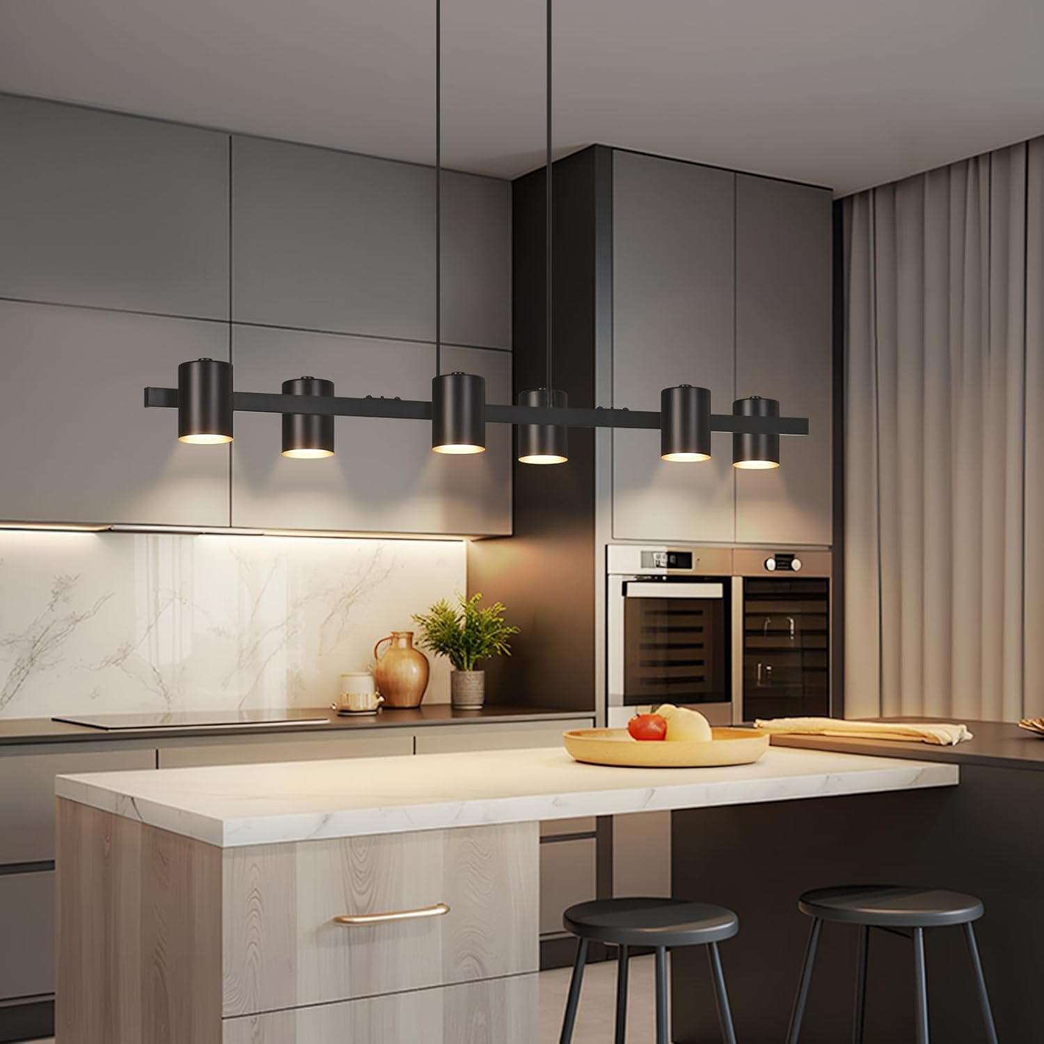 Moderna lampada a sospensione nera sopra un'isola della cucina con sgabelli.