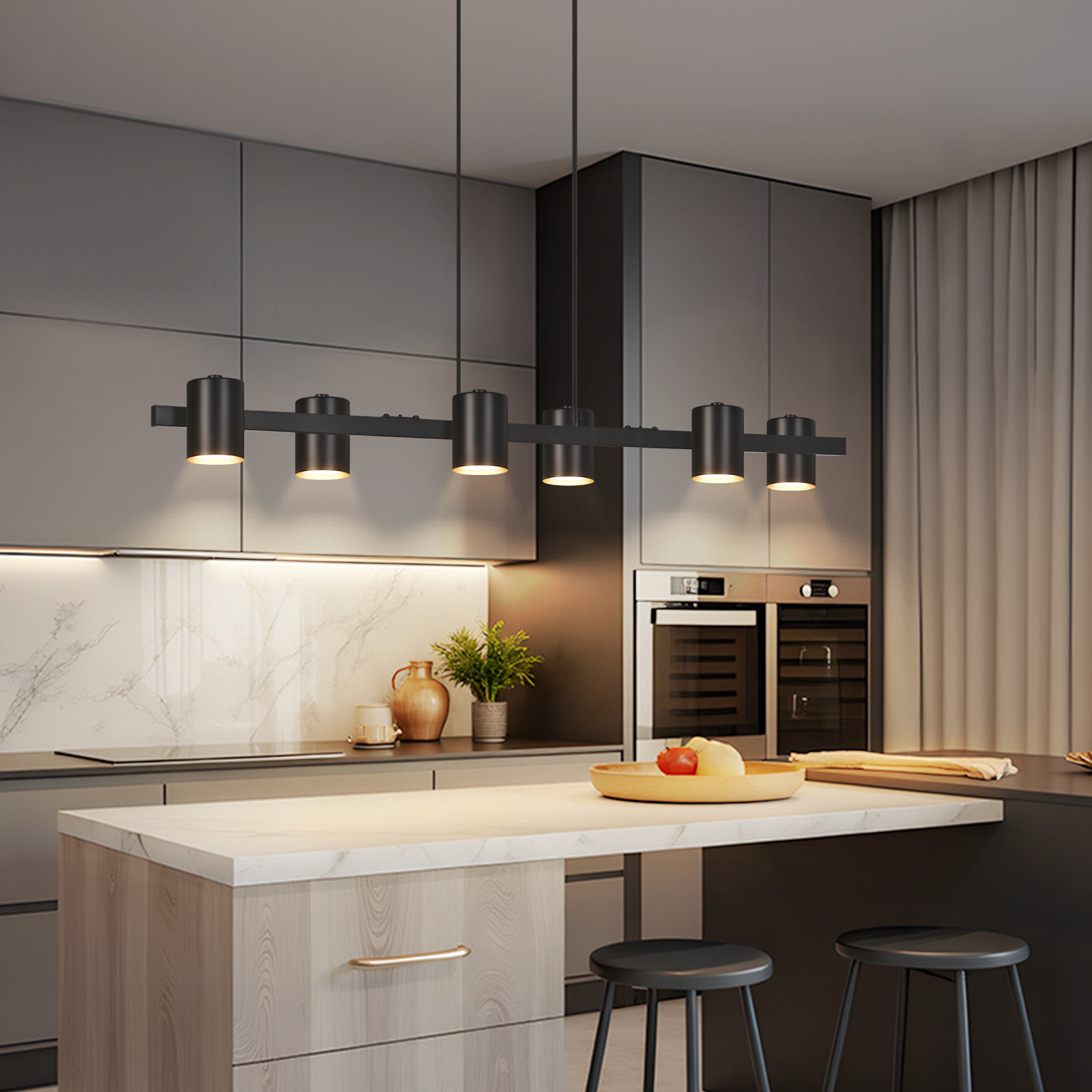 Moderne Küche mit schwarzer Pendelleuchte, Marmor-Arbeitsplatte und Edelstahlgeräten.