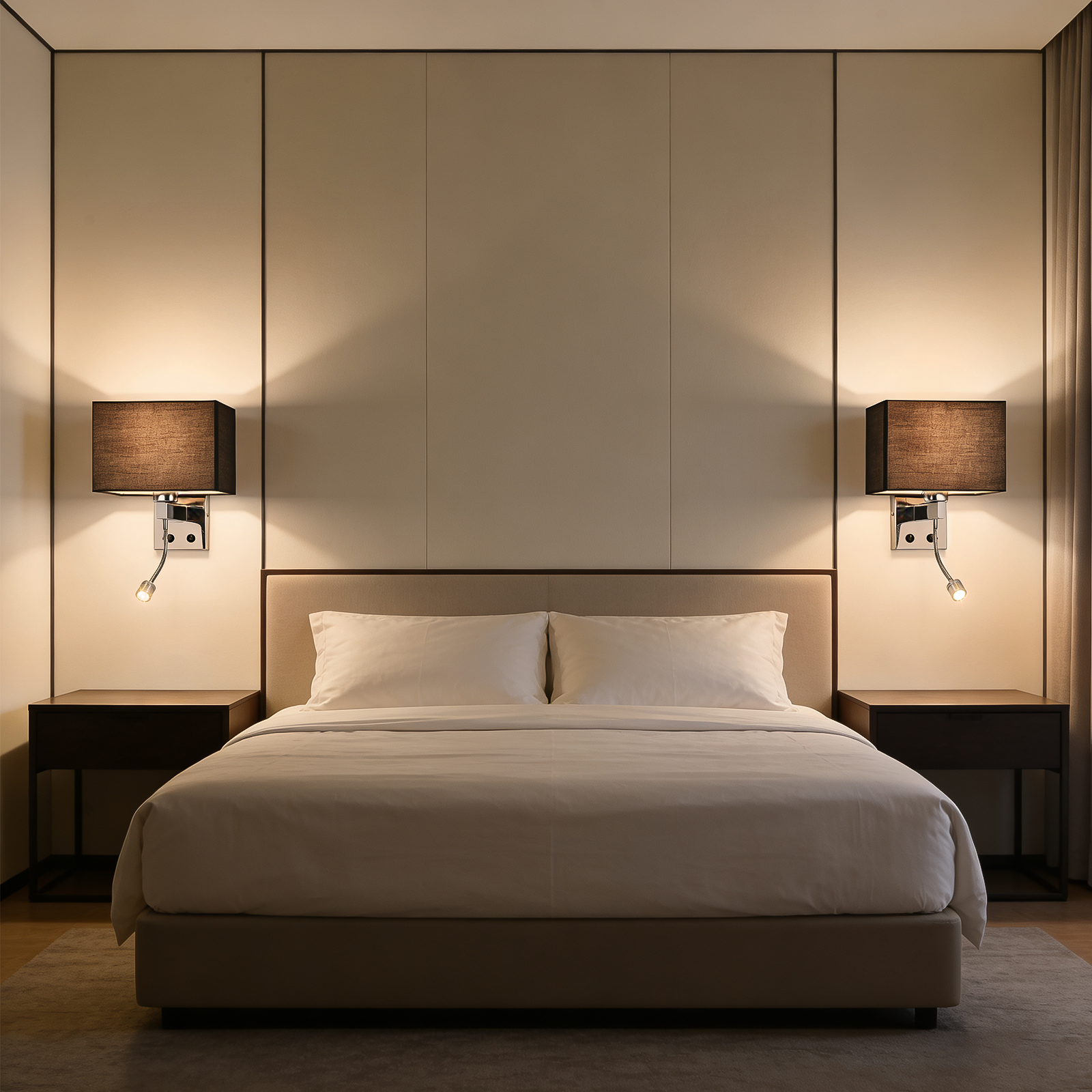 Un grande letto con cuscini e coperte bianche, fiancheggiato da comodini e applique.