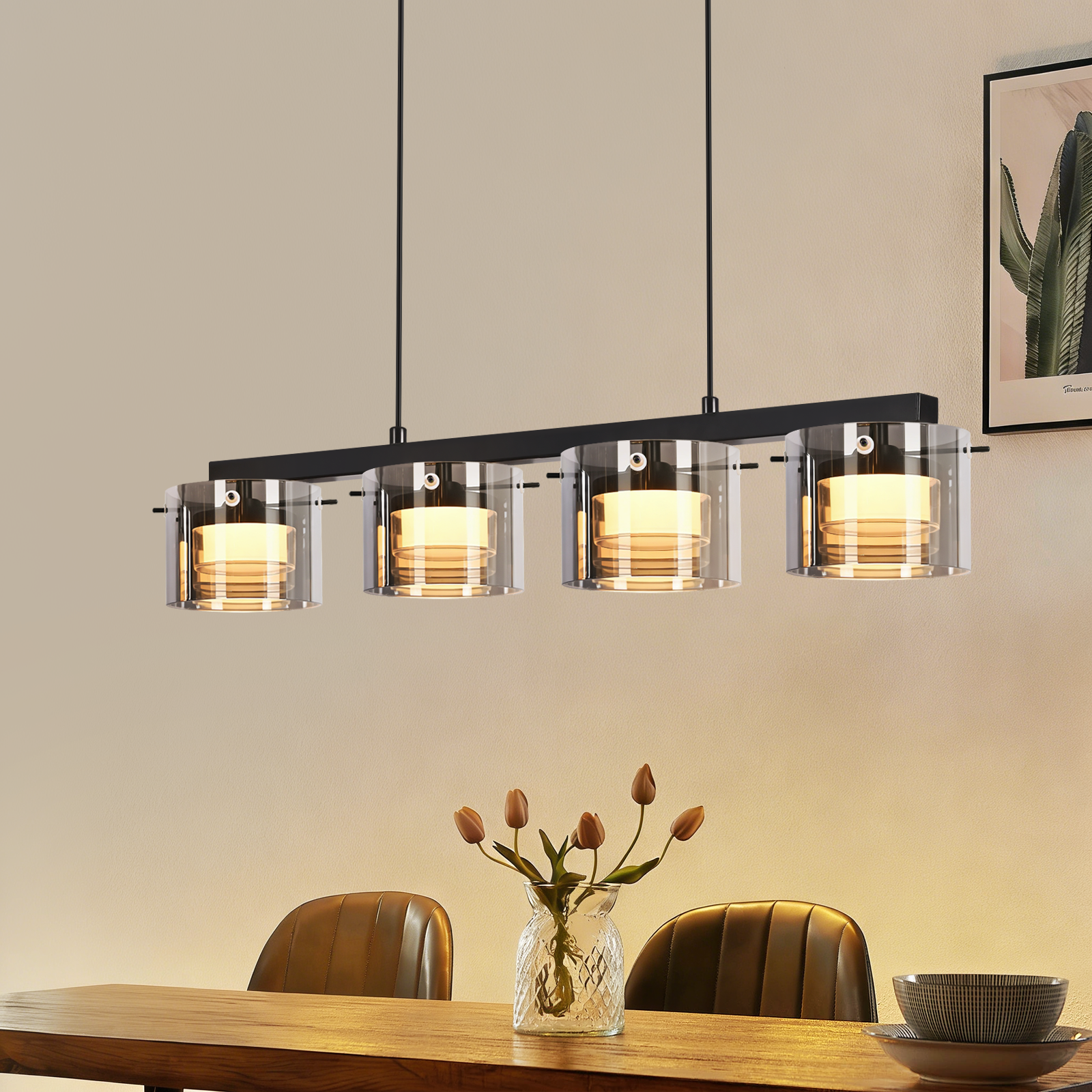 Eine moderne Pendelleuchte mit vier Glaszylindern über einem Holztisch.