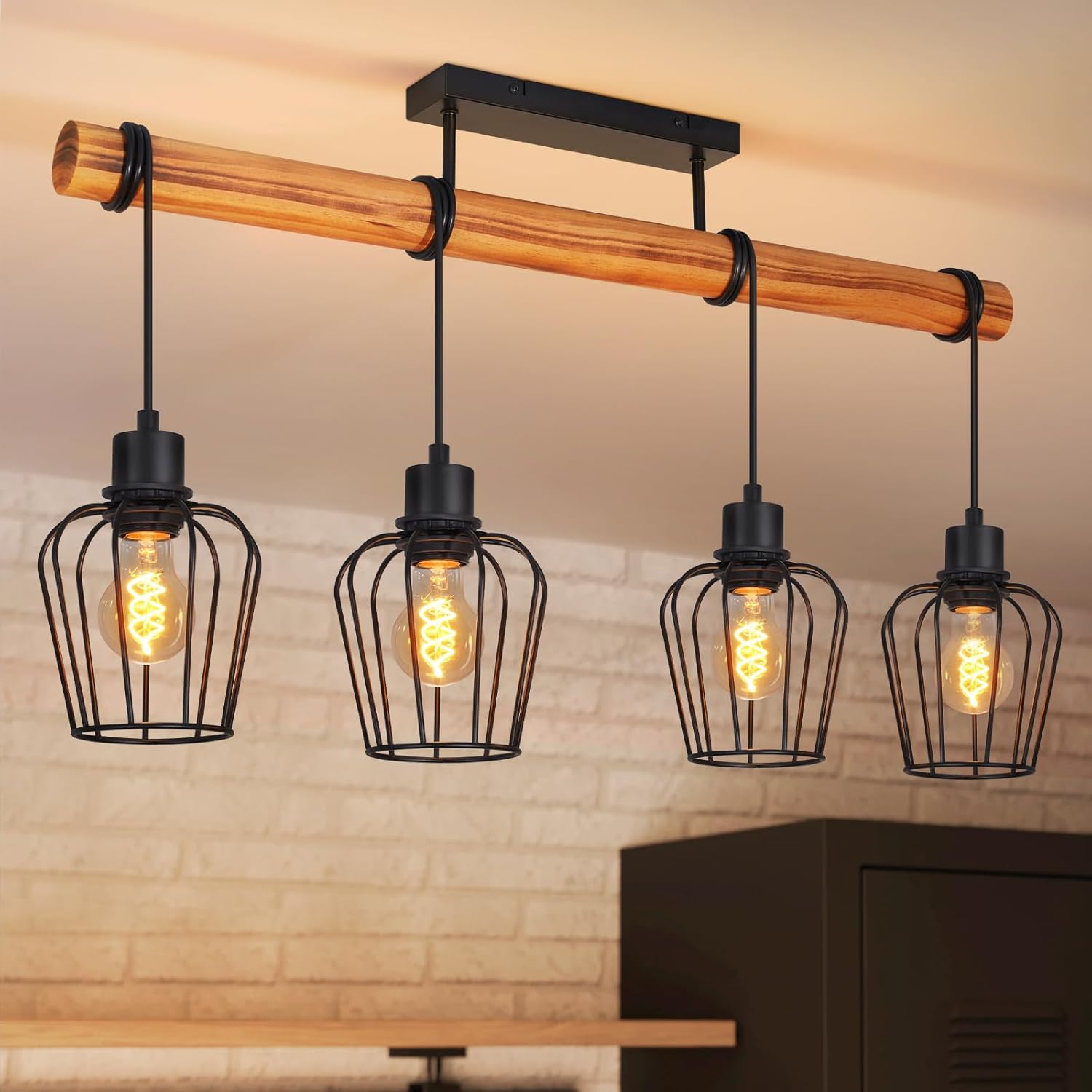 Lampada a sospensione con trave in legno e quattro lampade a gabbia.