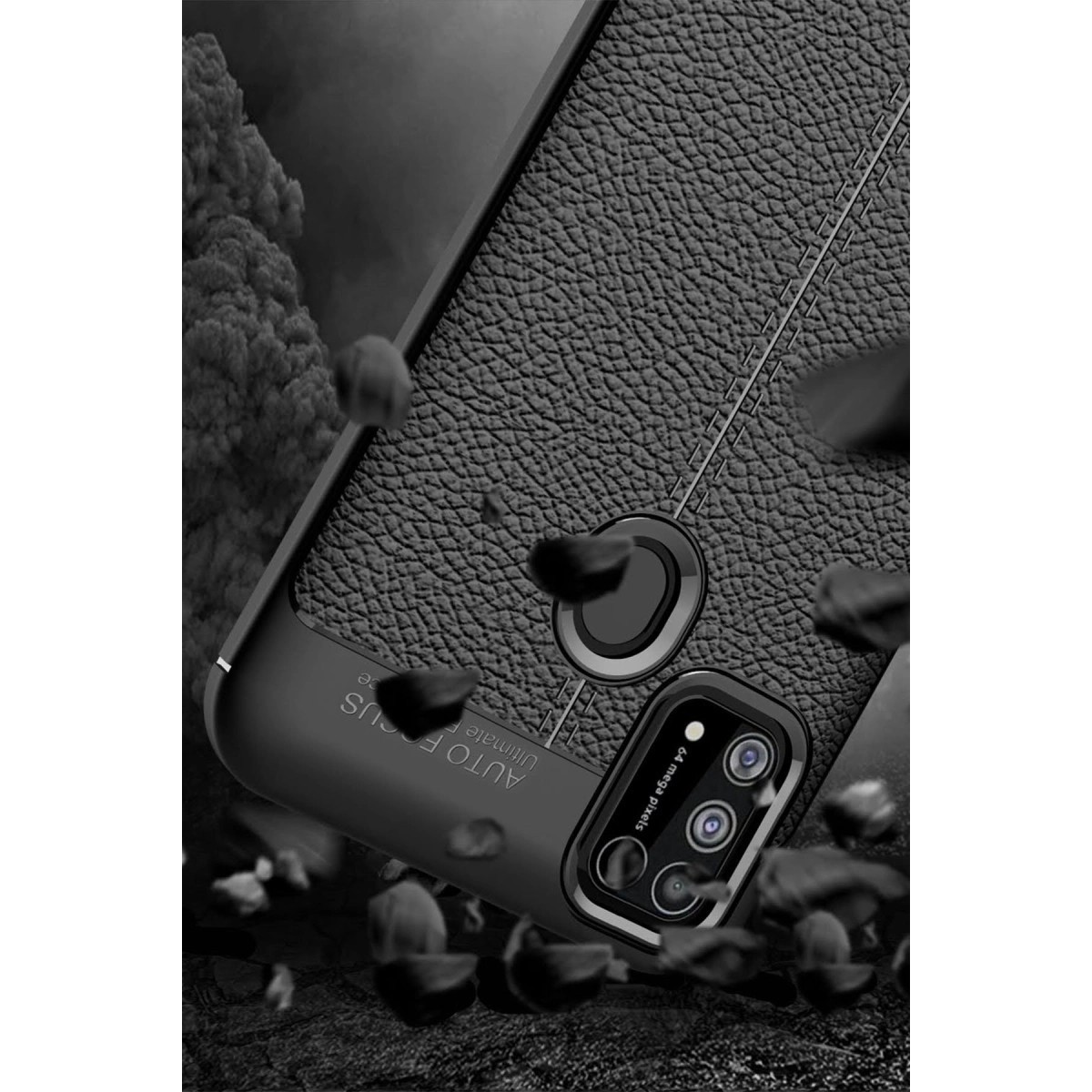 Siyah deri dokulu telefon kılıfı, kamera ve uçan taşlar.