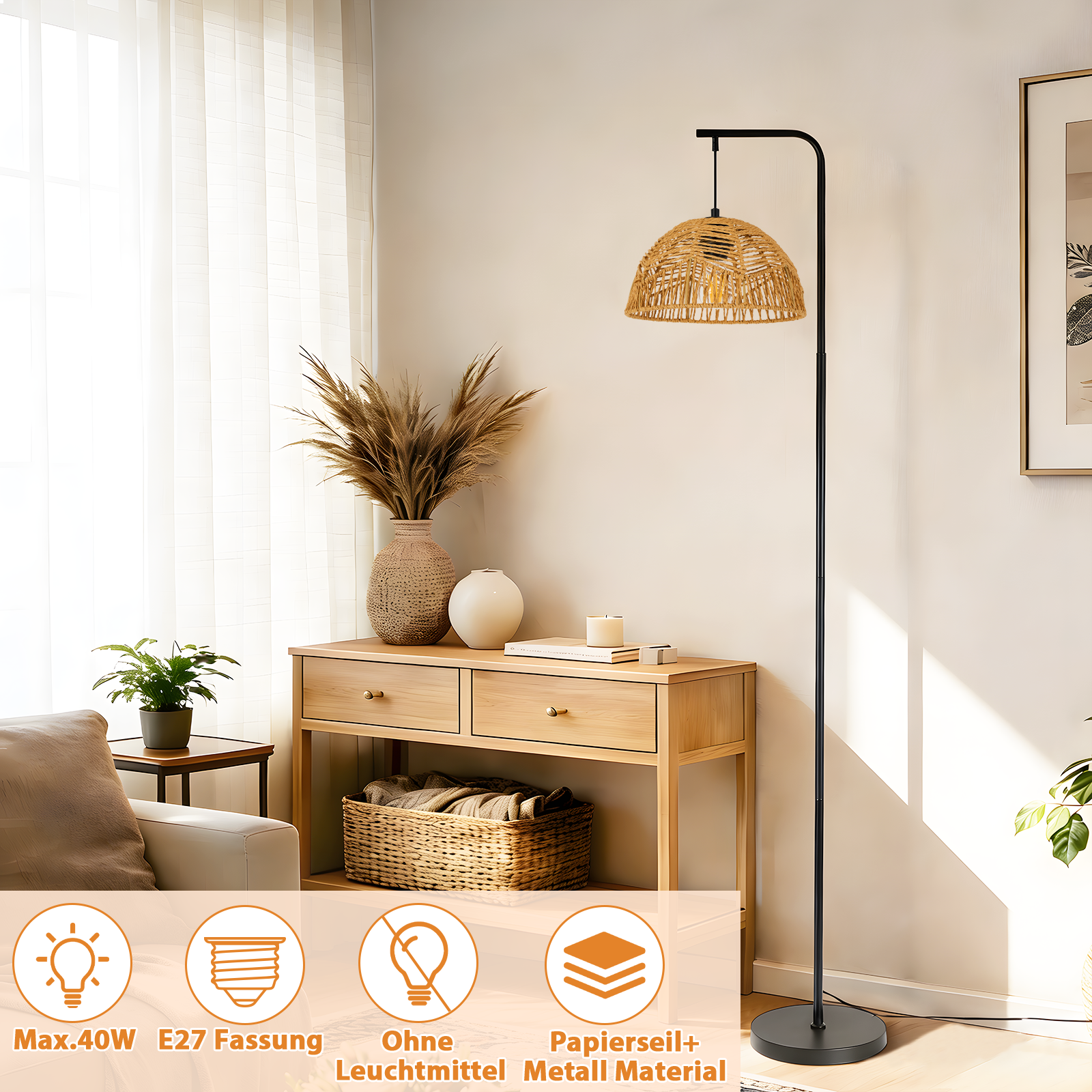 Un moderno lampada da terra con paralume intrecciato si trova accanto a una consolle.