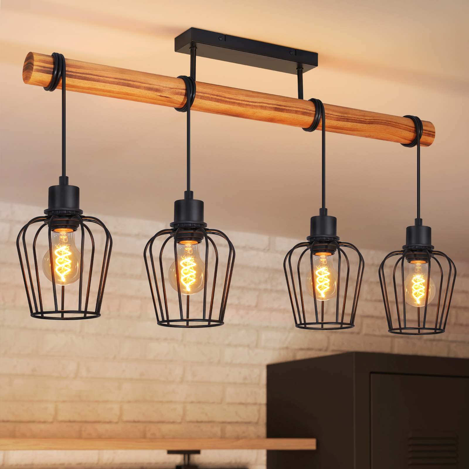 Quattro lampade a sospensione nere con gabbie metalliche e lampadine pendono da una trave di legno.