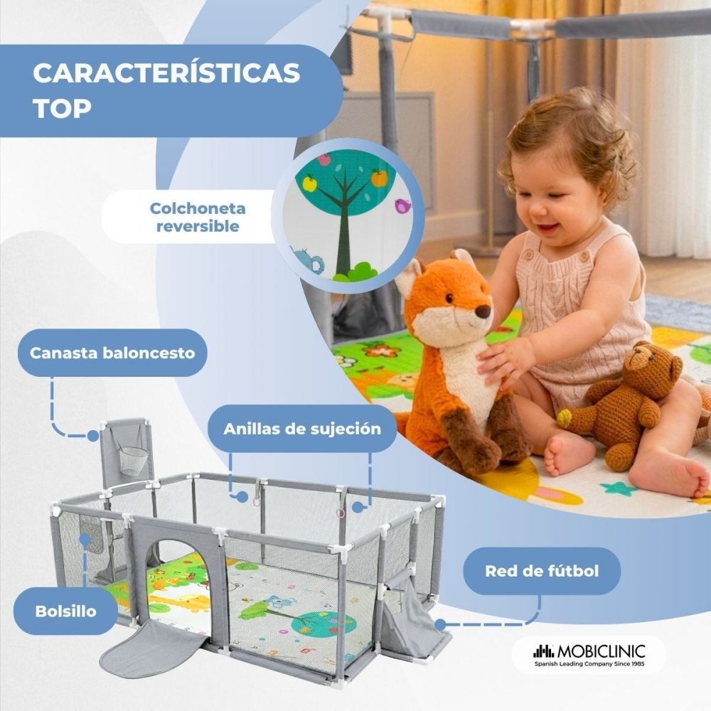 Un bebé juega con juguetes de zorro y oso de peluche en un corralito con varias características.