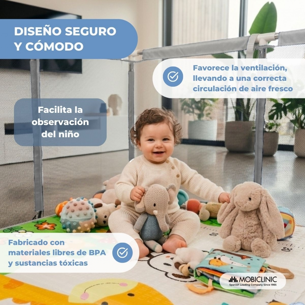 Un bebé juega en un parque con juguetes. El parque tiene materiales seguros, ventilados y libres de BPA.