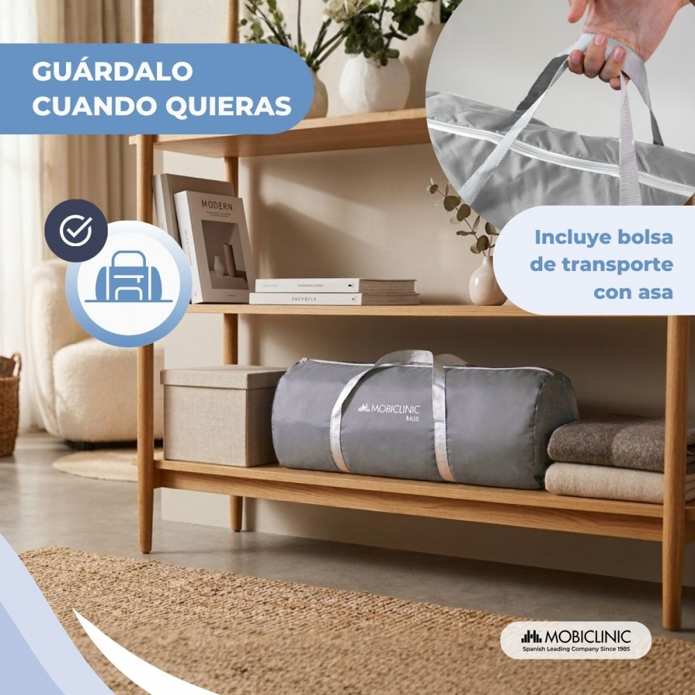 Una bolsa de lona gris con asas se muestra en un estante de madera con mantas y cajas.