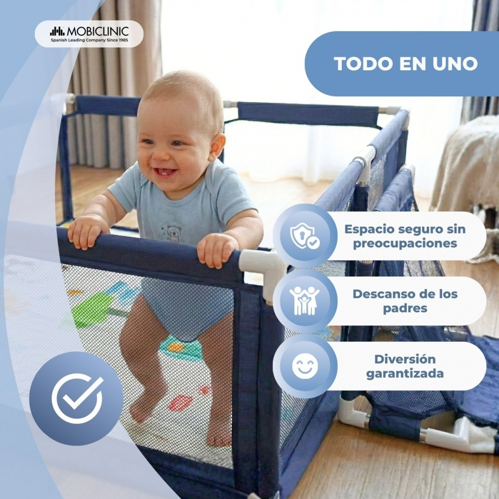Un bebé sonriente está en un corralito azul. Se muestra "Todo en uno".