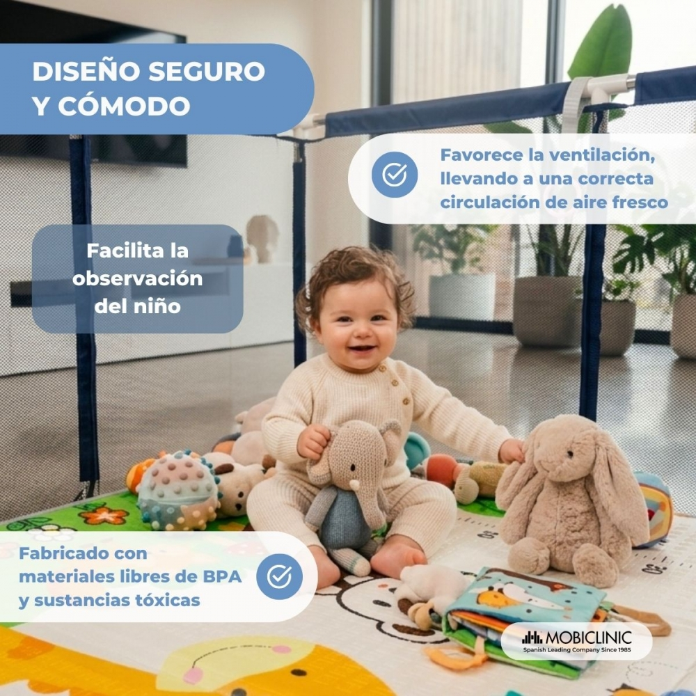 Un bebé se sienta en una alfombra de juegos rodeado de peluches y juguetes.