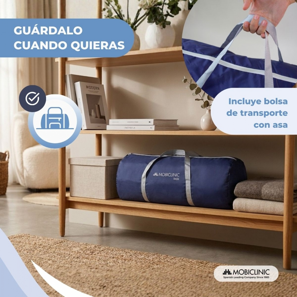 Una bolsa de viaje azul con asas está en un estante. Al lado hay mantas y una caja.