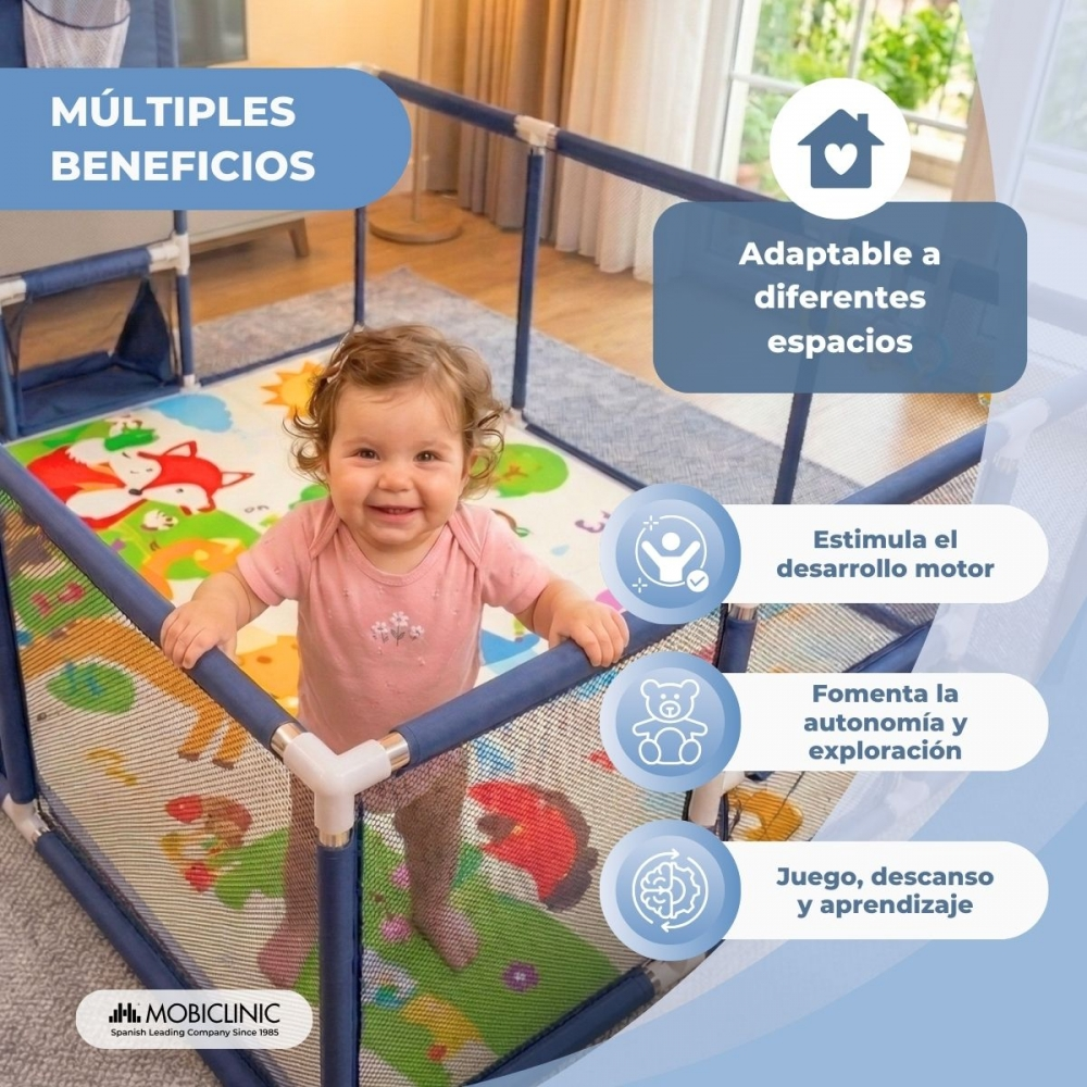 Un bebé sonriente dentro de un parque infantil azul con alfombras coloridas.