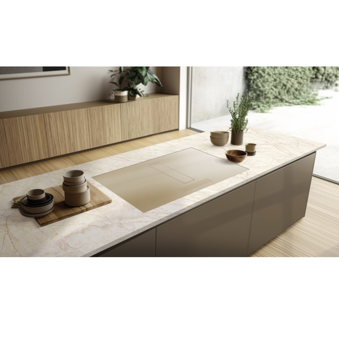 Cucina moderna con isola, piano cottura beige, piano in marmo e mobili in legno.
