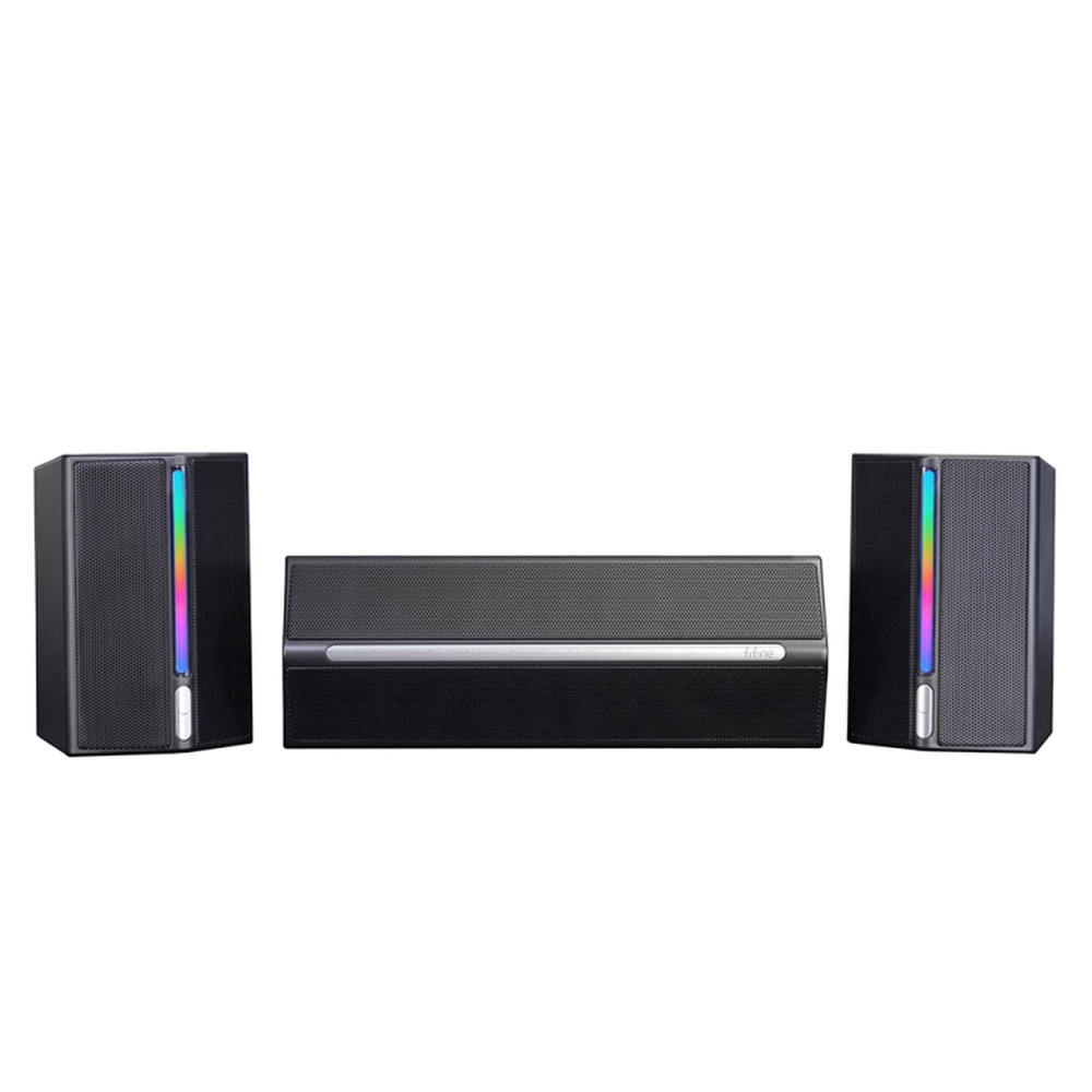 Beyaz zeminde RGB aydınlatmalı üç siyah hoparlör.