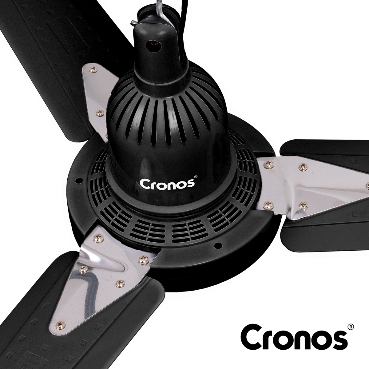 Czarny wentylator sufitowy z trzema łopatkami, zbliżenie, na białym tle.