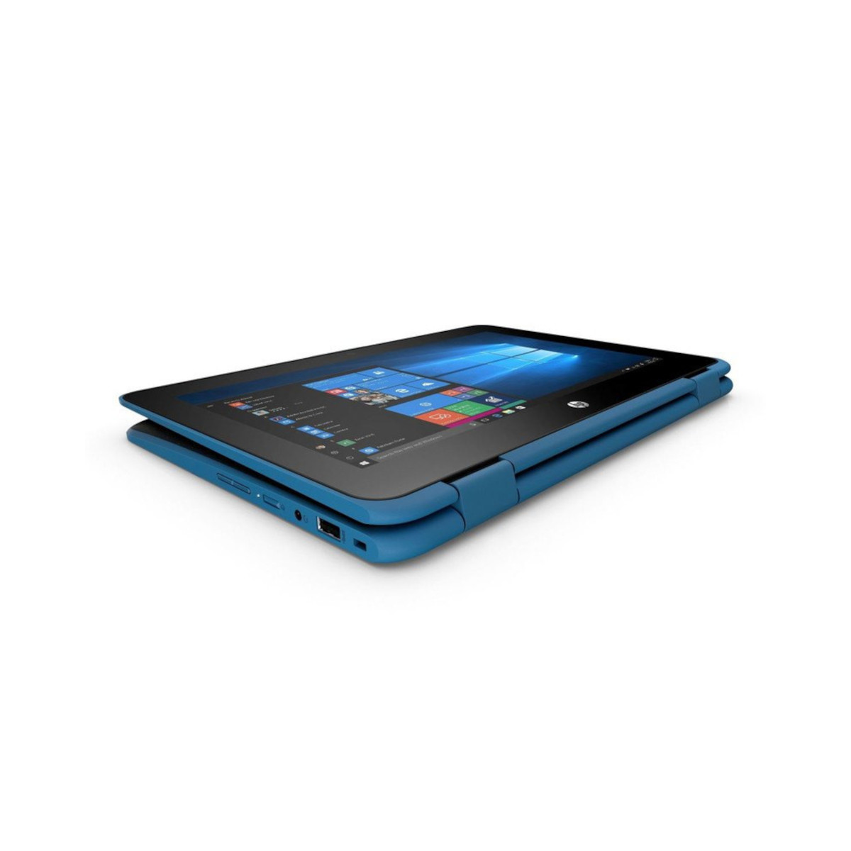 Ein blauer HP Laptop mit geöffnetem Bildschirm, der auf einem weißen Hintergrund steht.