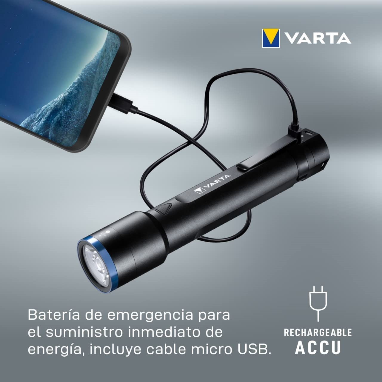 Schwarze Powerbank lädt Smartphone. Varta Logo oben rechts.