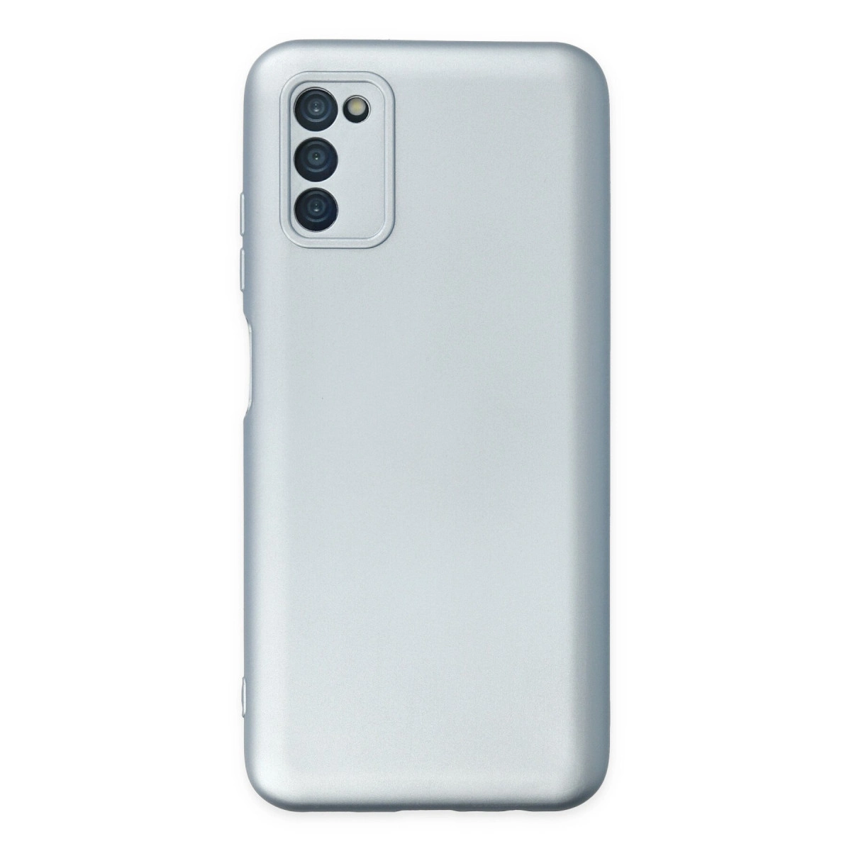 Gümüş renkli akıllı telefon, üçlü kamera ve flaşlı, beyaz arka plan.