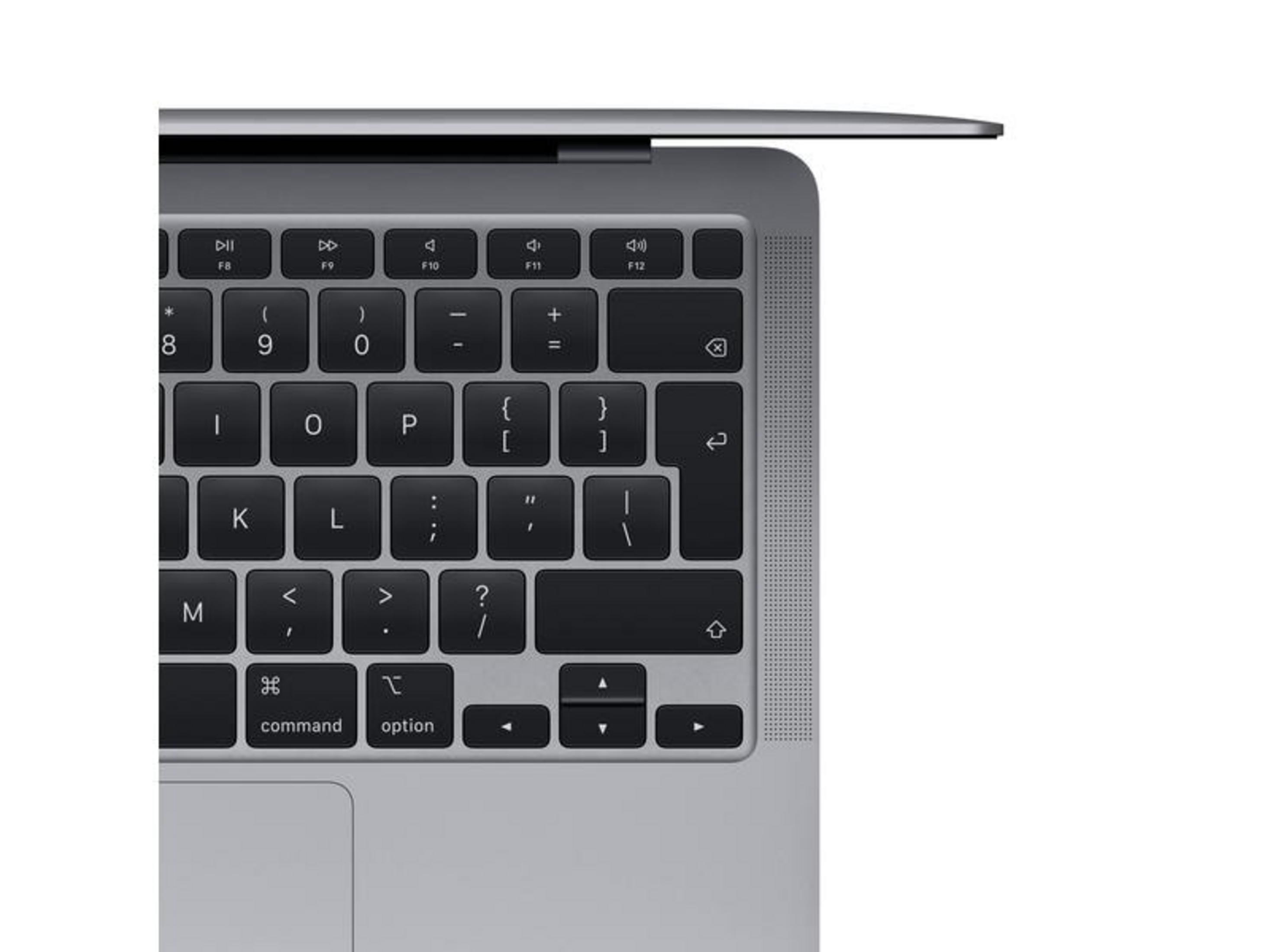 Zbliżenie klawiatury laptopa ze srebrną obudową i czarnymi klawiszami.