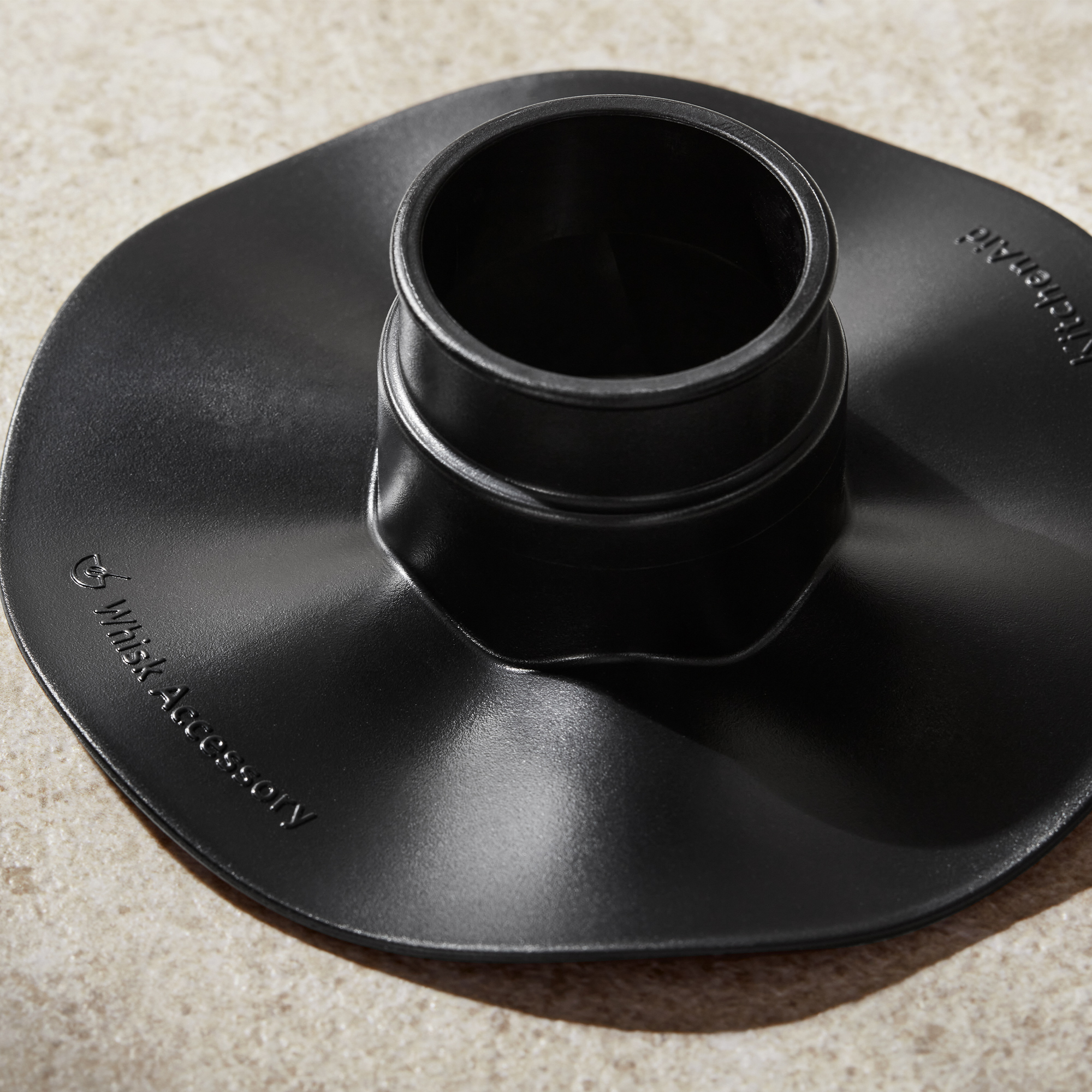 Accessorio frusta KitchenAid nero su superficie chiara.