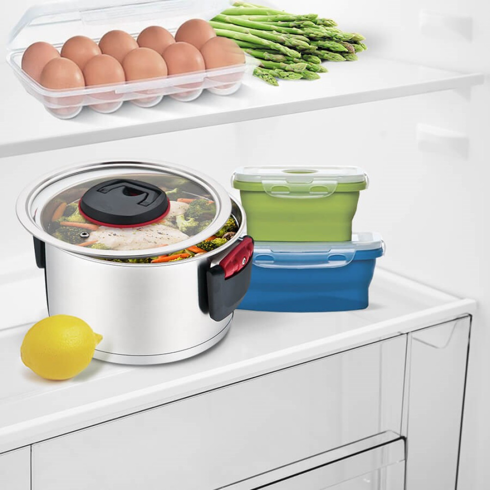 Garnek z jedzeniem, cytryna, jajka i szparagi w lodówce.