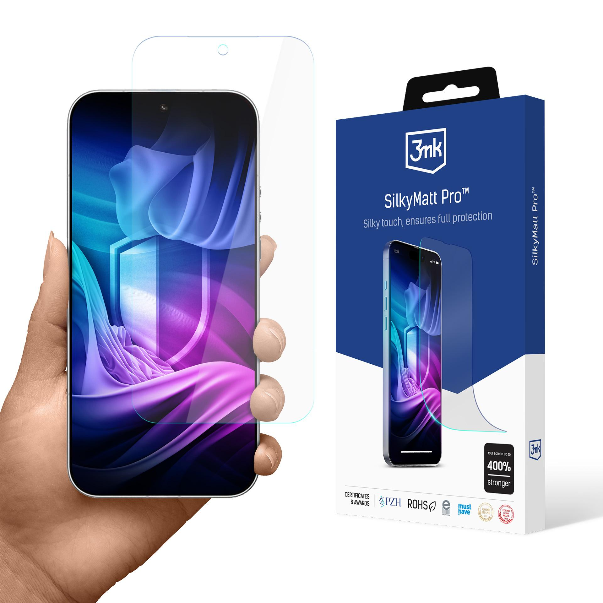 Una mano tiene uno smartphone con proteggi schermo e confezione. Motivi astratti.