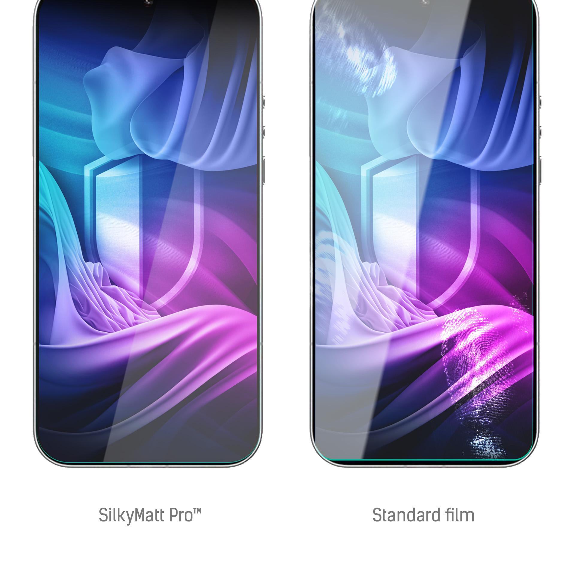Due telefoni affiancati. A sinistra SilkyMatt Pro, a destra Pellicola standard. Mostrano un motivo blu-viola.