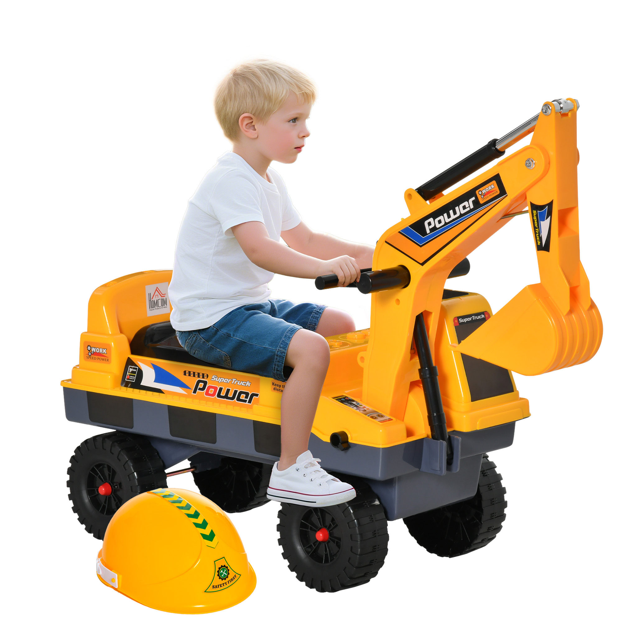 Un bambino siede su un escavatore giocattolo giallo accanto a un elmo giallo.