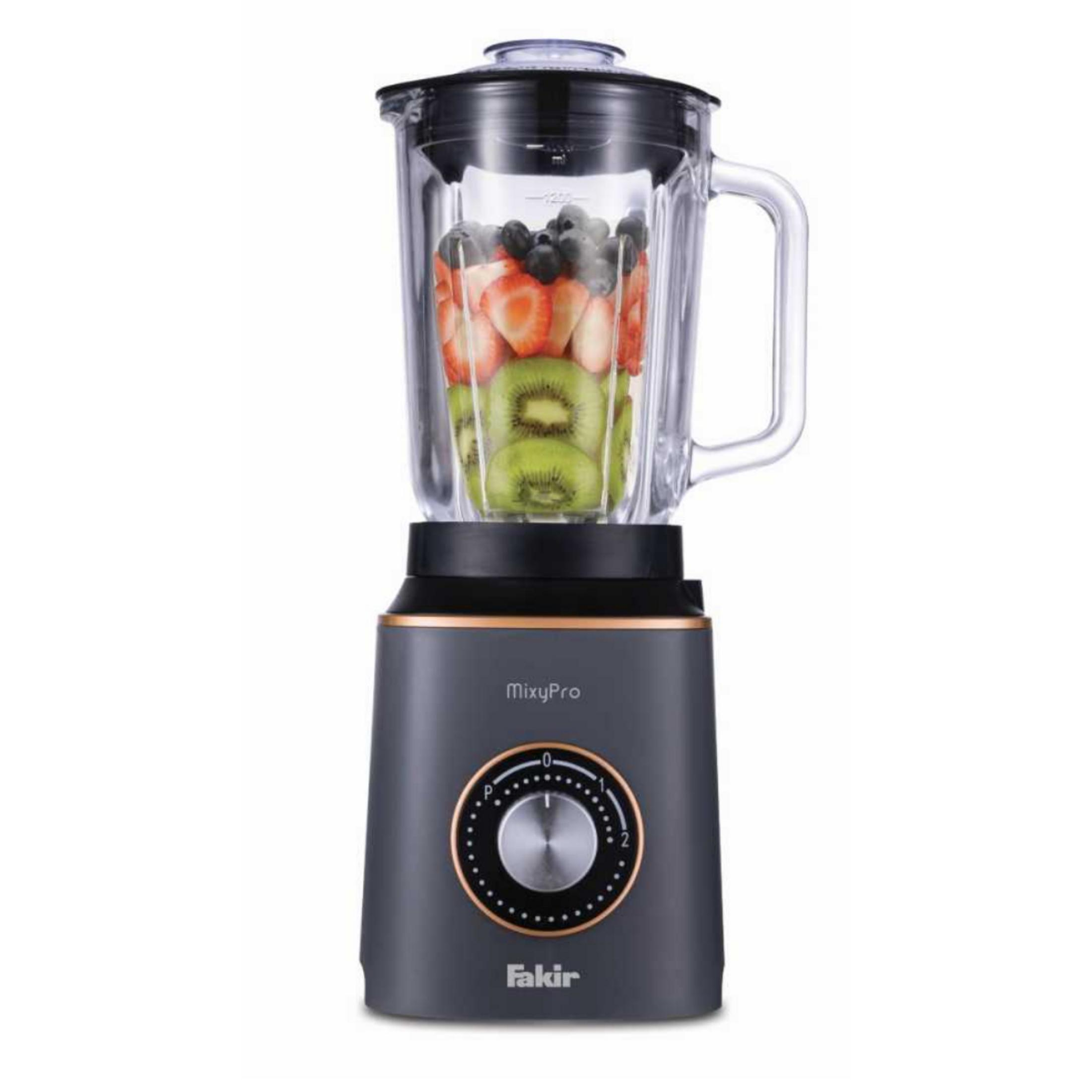 Kavanozda çilek, kivi ve böğürtlen gibi meyveler bulunan koyu renkli bir blender.