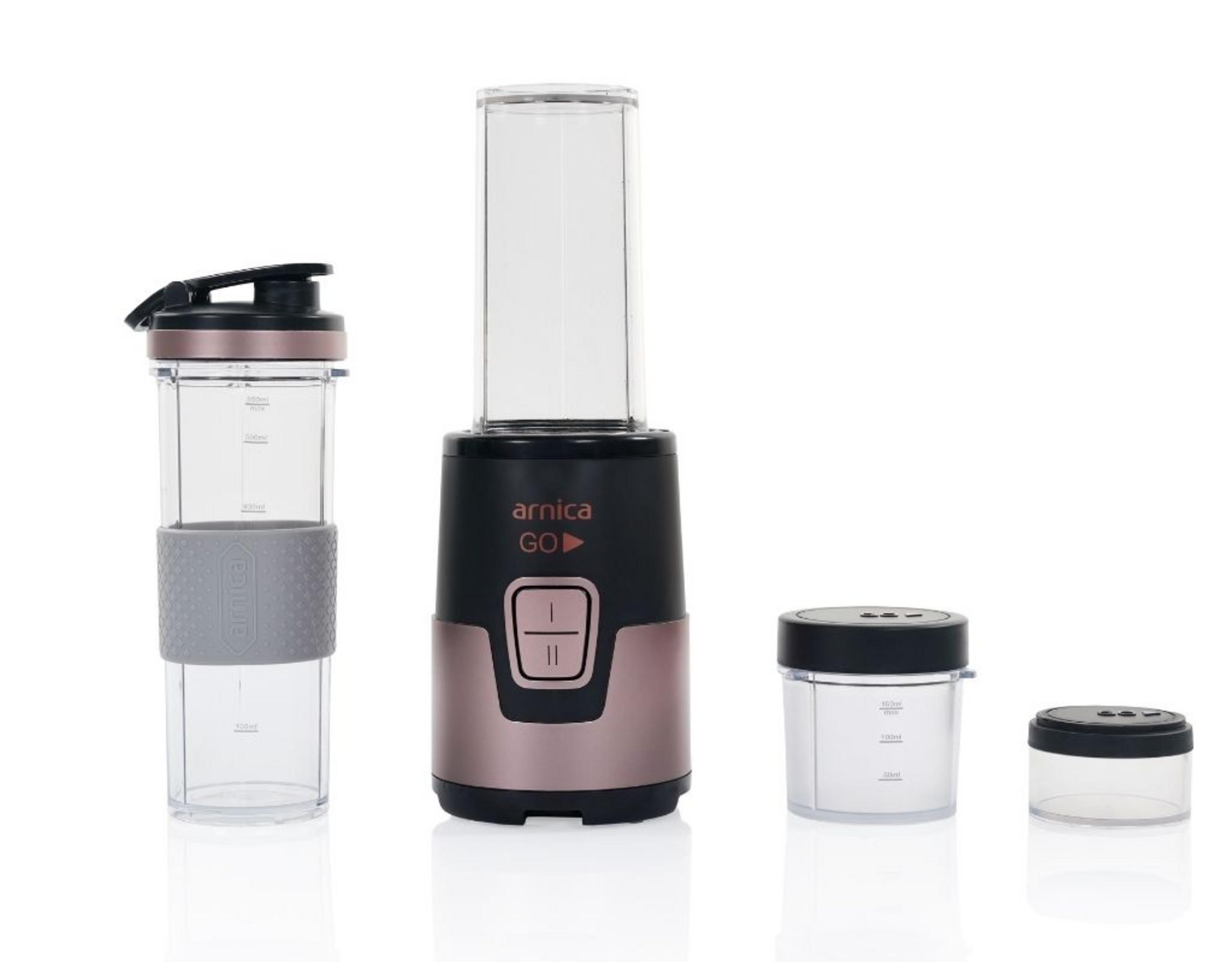 Bardak, taban ve iki kapaklı hazne içeren taşınabilir blender.