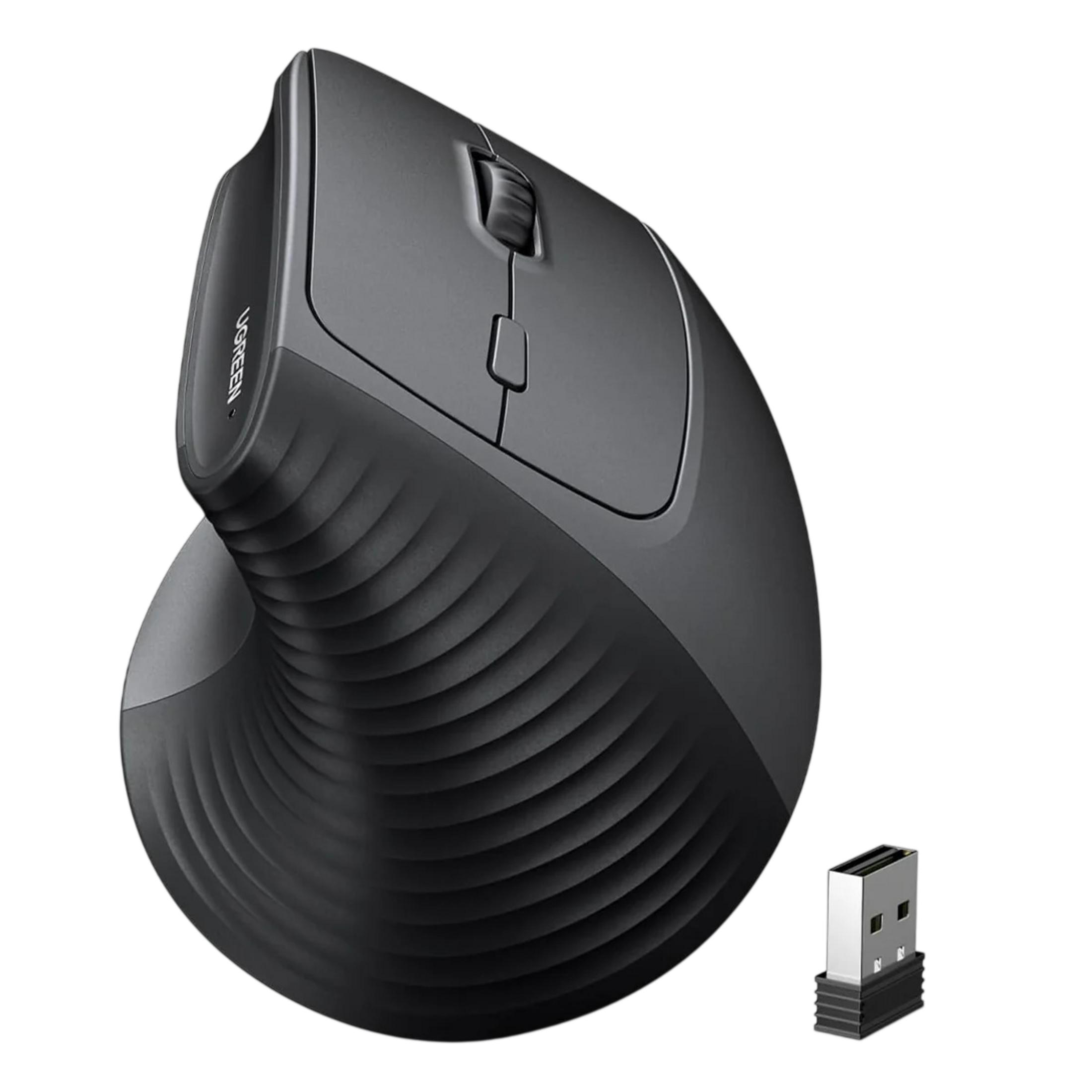 Czarna pionowa mysz z adapterem USB na białym tle.