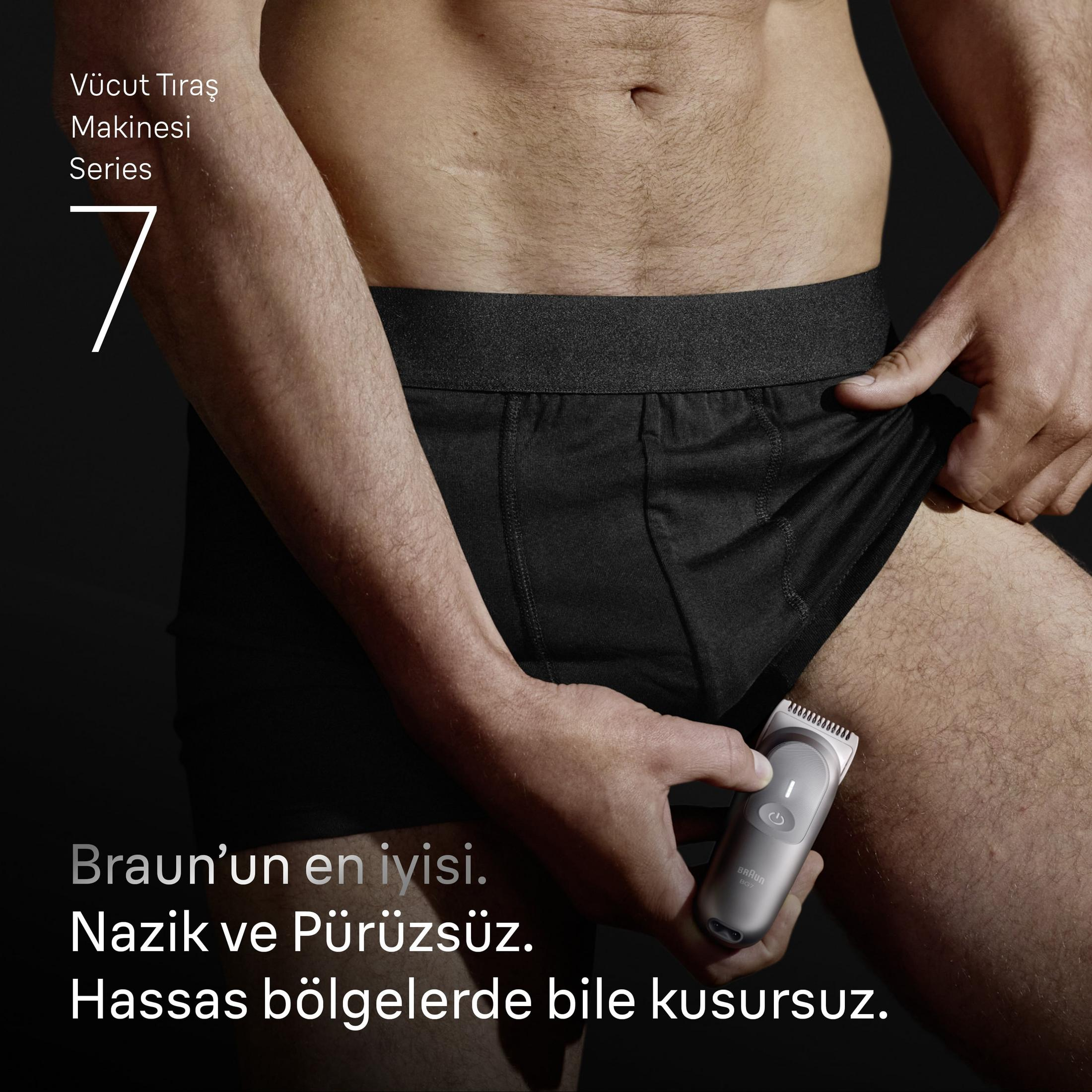 Un uomo usa un rifinitore per il corpo Braun in intimo nero.