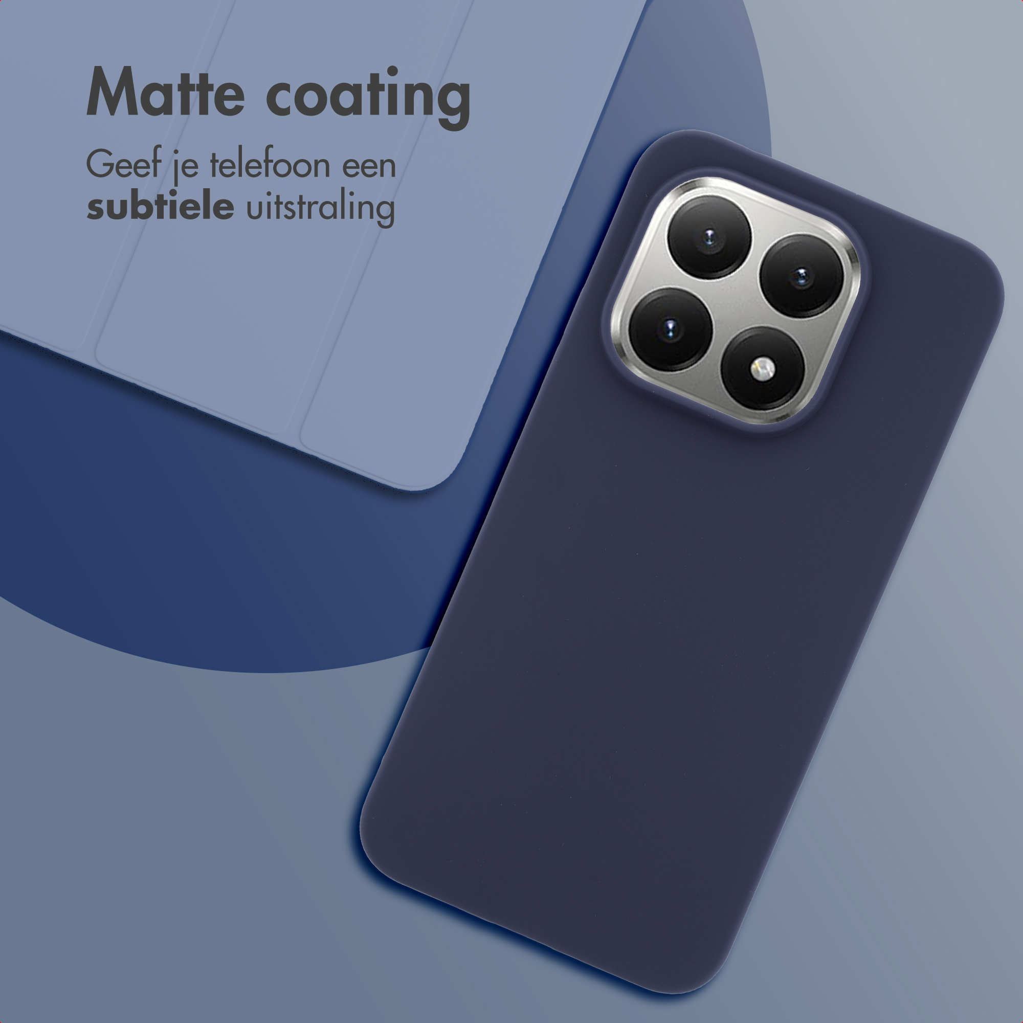Donkerblauw telefoonhoesje met vier camera's en tekst.